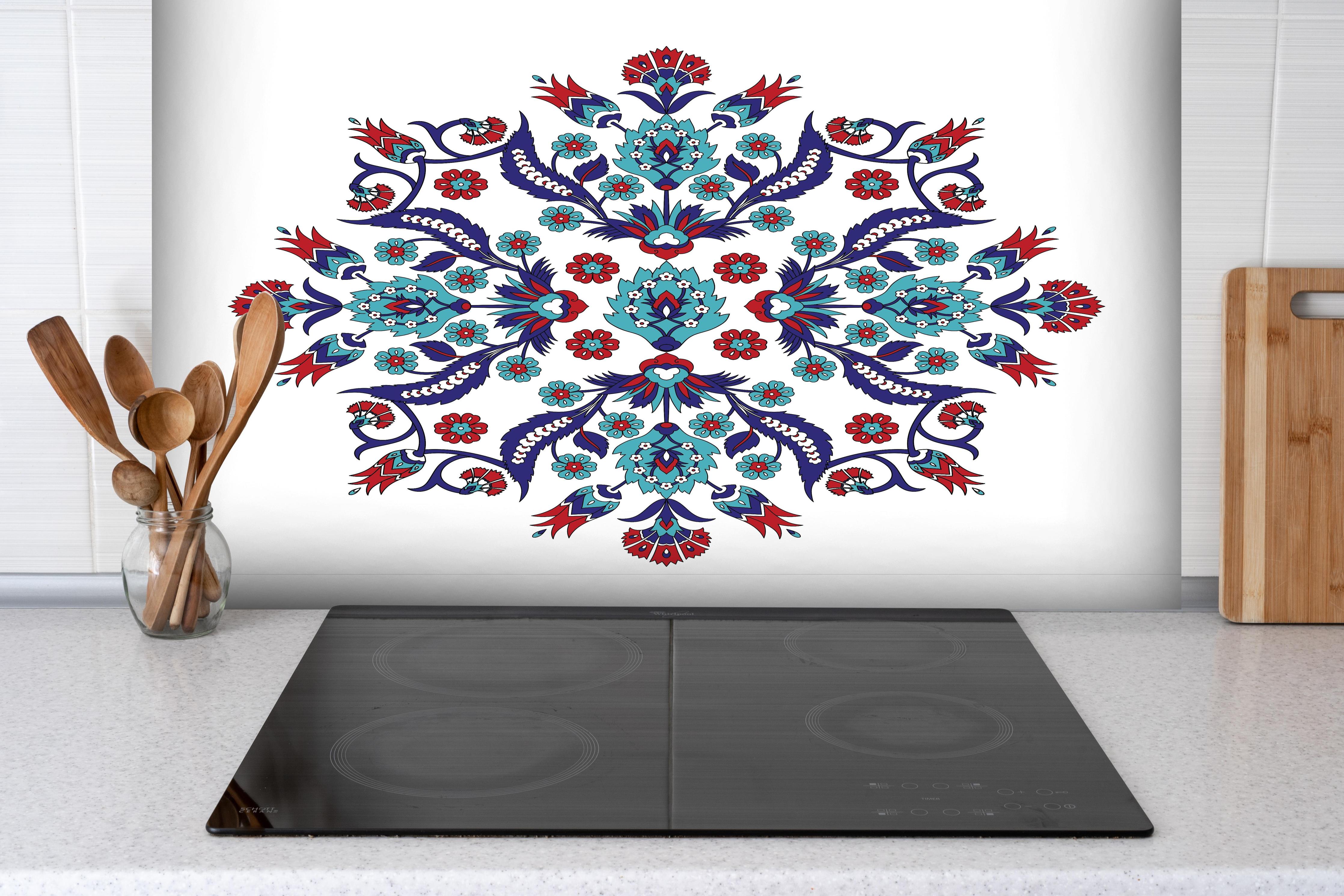 Spritzschutz - Dekoratives Mandala in Blau und Rot hinter einem Cerankochfeld zwischen Holz-Kochutensilien