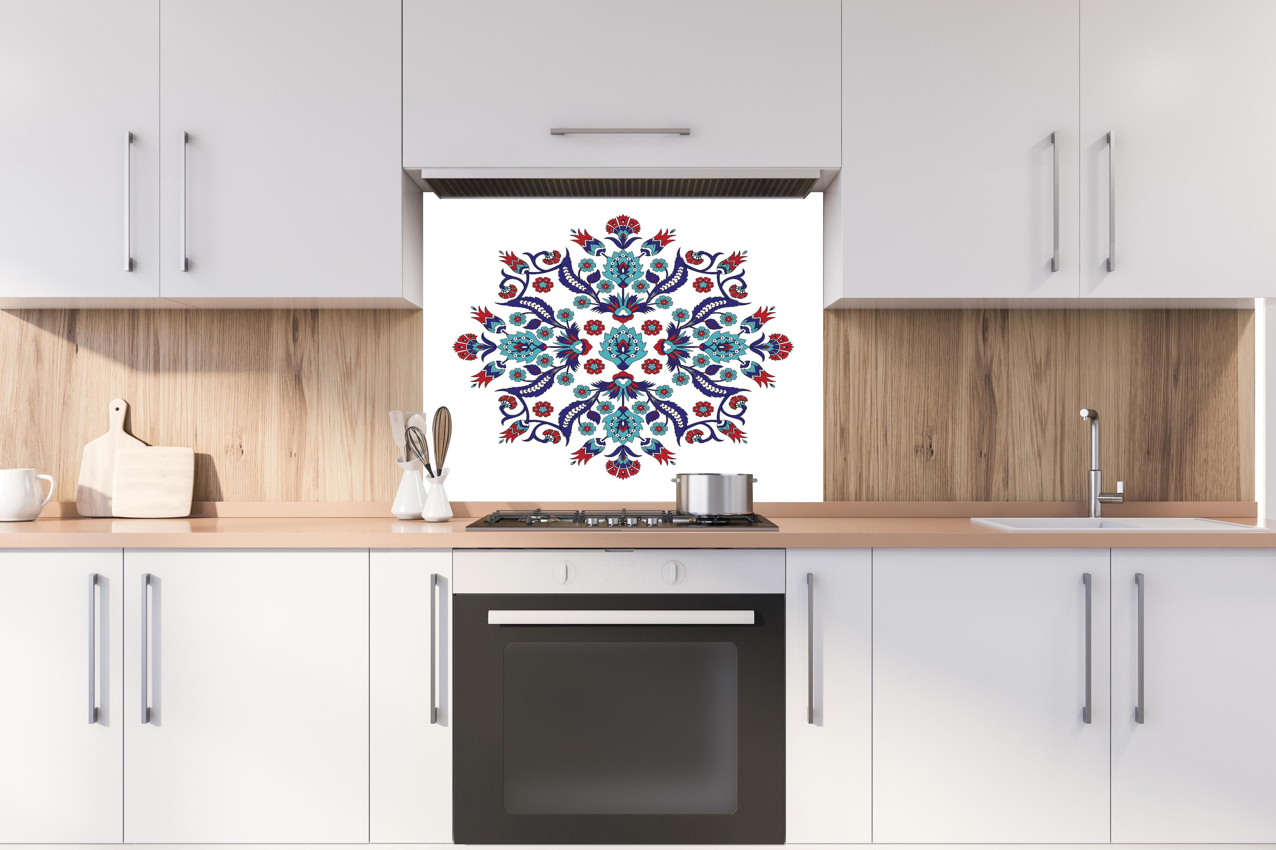 Spritzschutz - Dekoratives Mandala in Blau und Rot hinter einem Cerankochfeld zwischen Holz-Kochutensilien