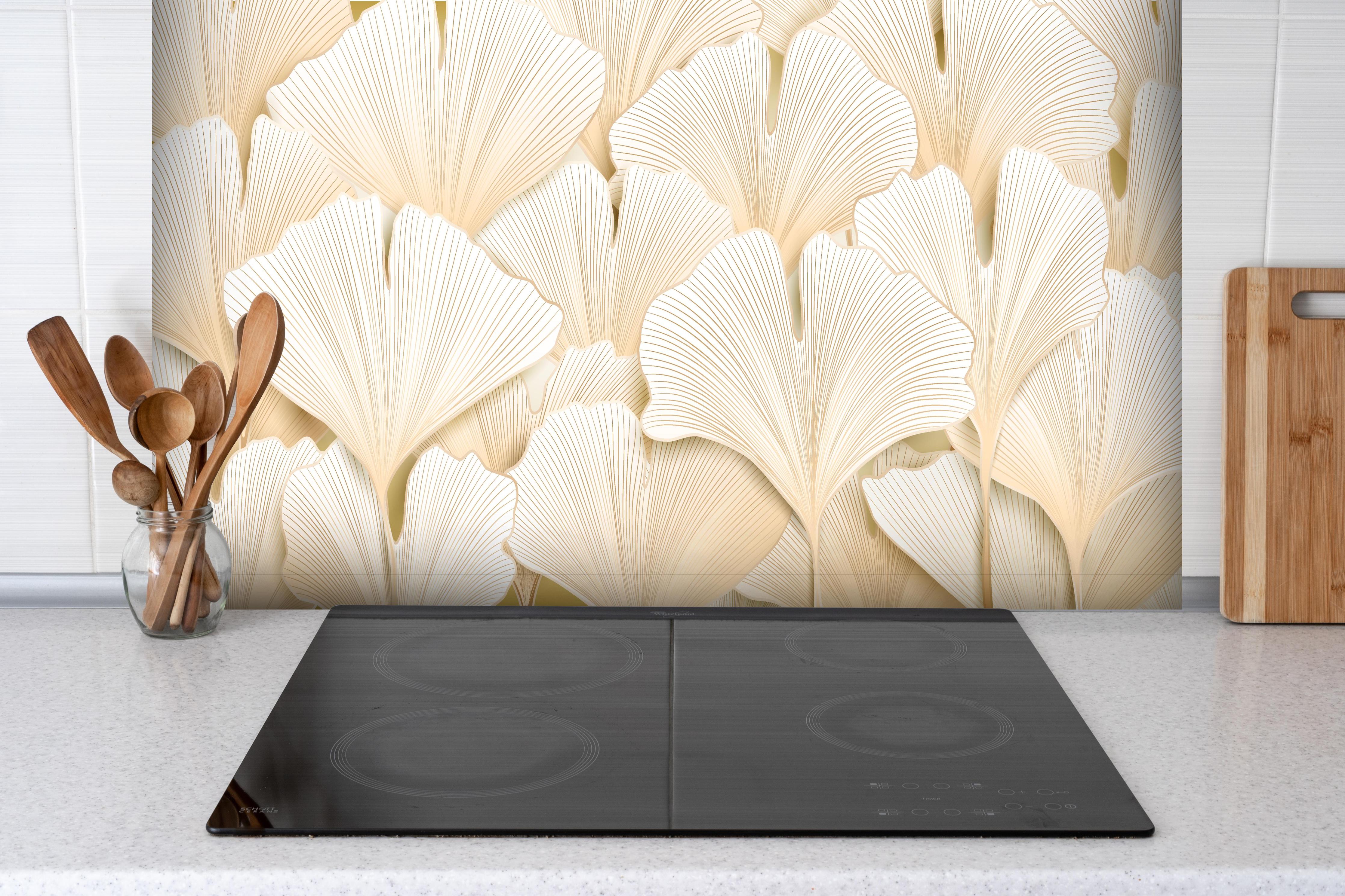 Spritzschutz - Dekoratives Weiß-Ginkgo-Struktur Wandbild hinter einem Cerankochfeld zwischen Holz-Kochutensilien