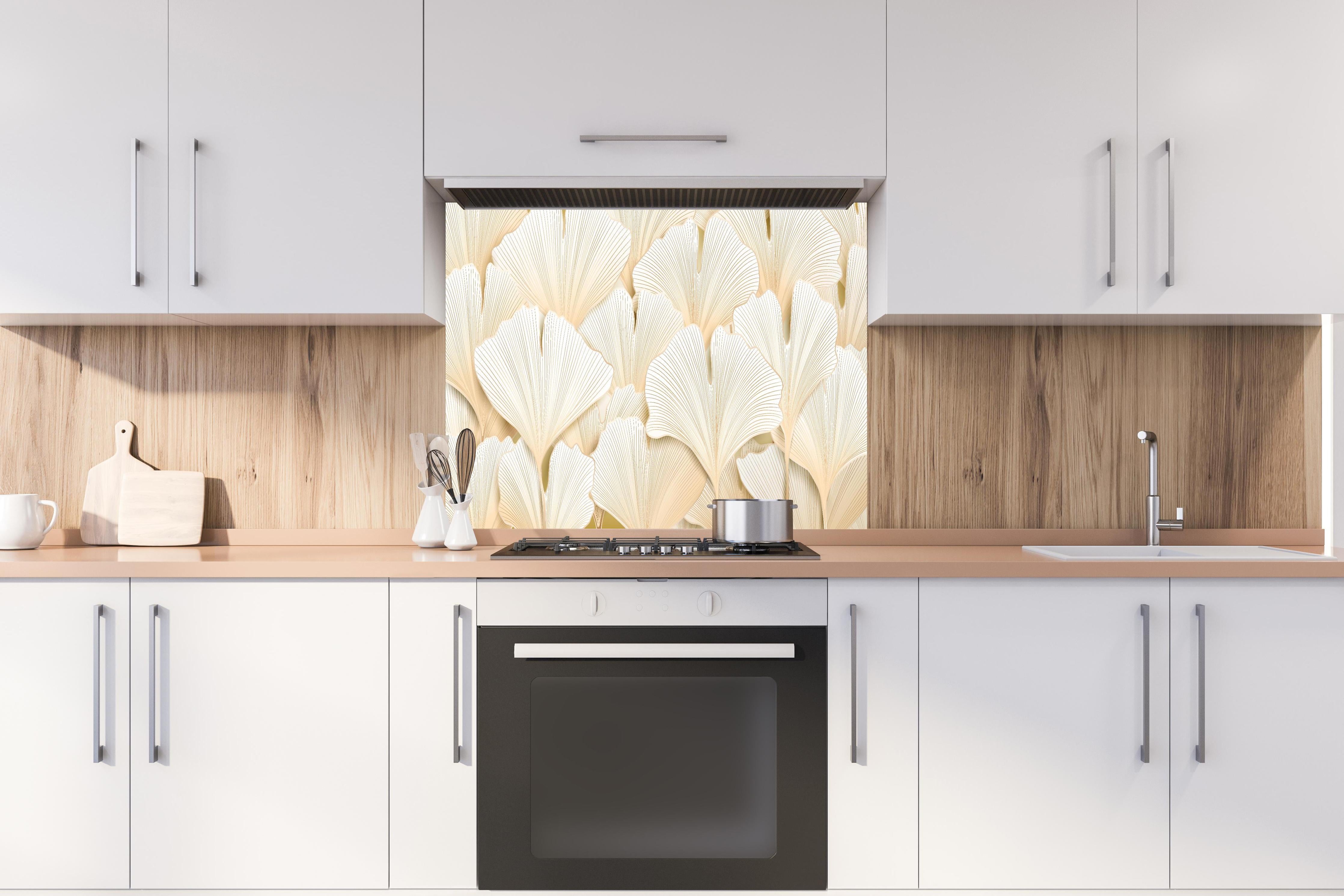 Spritzschutz - Dekoratives Weiß-Ginkgo-Struktur Wandbild hinter einem Cerankochfeld zwischen Holz-Kochutensilien