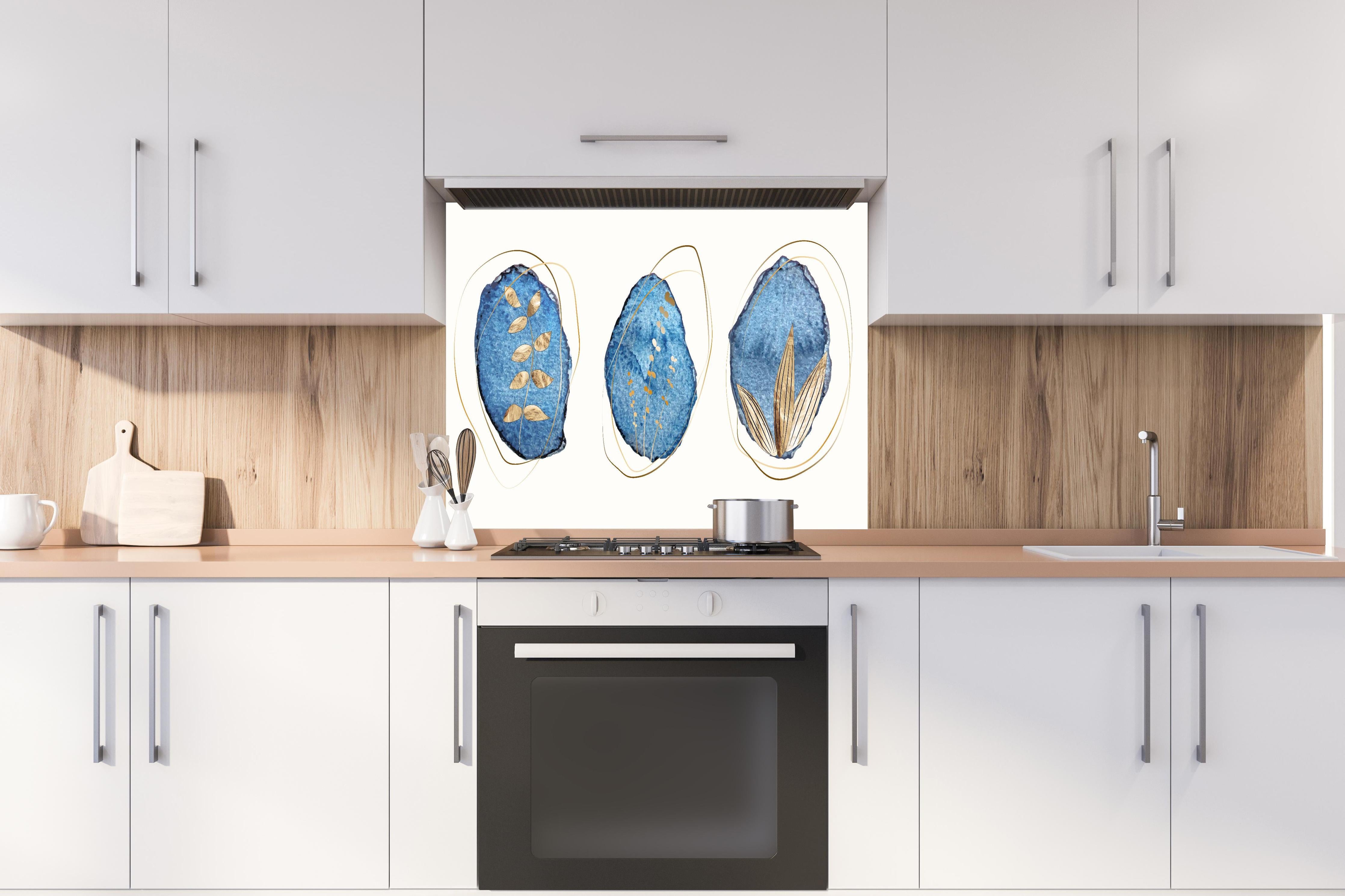 Spritzschutz - Denim-Blau Textil Kunstdruck mit Naturmotiven hinter einem Cerankochfeld zwischen Holz-Kochutensilien