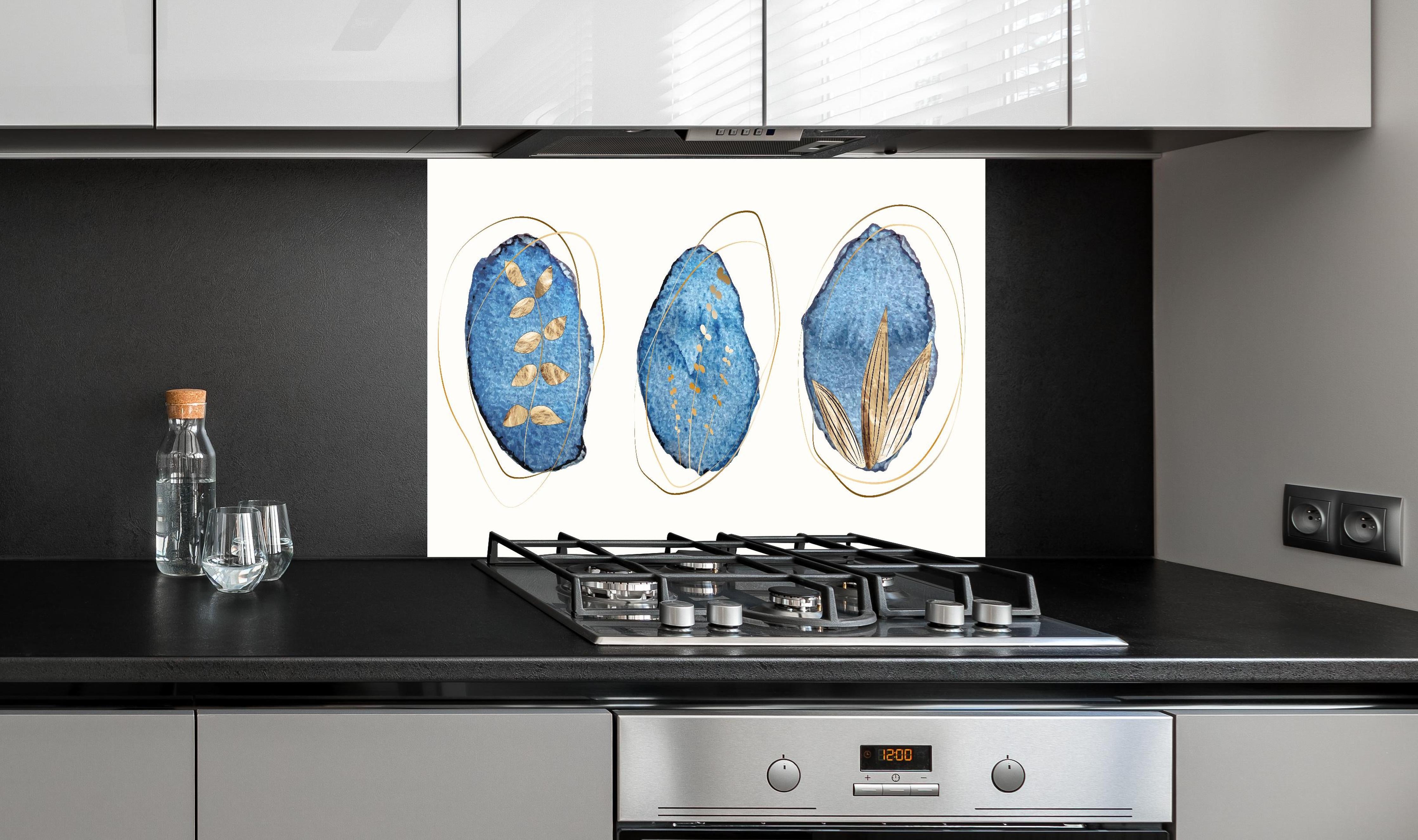 Spritzschutz - Denim-Blau Textil Kunstdruck mit Naturmotiven hinter einem Cerankochfeld zwischen Holz-Kochutensilien