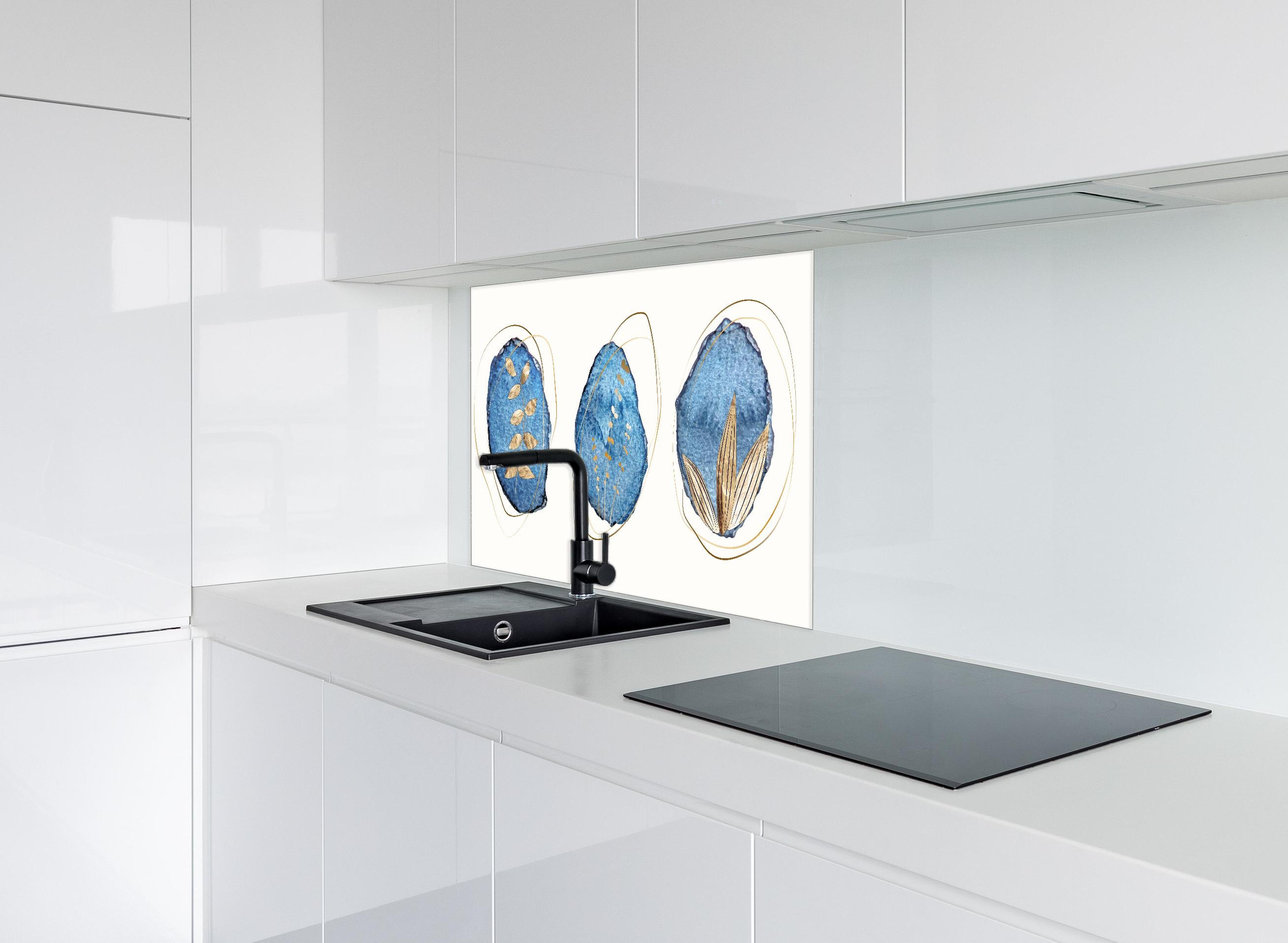 Spritzschutz - Denim-Blau Textil Kunstdruck mit Naturmotiven hinter einem Cerankochfeld zwischen Holz-Kochutensilien