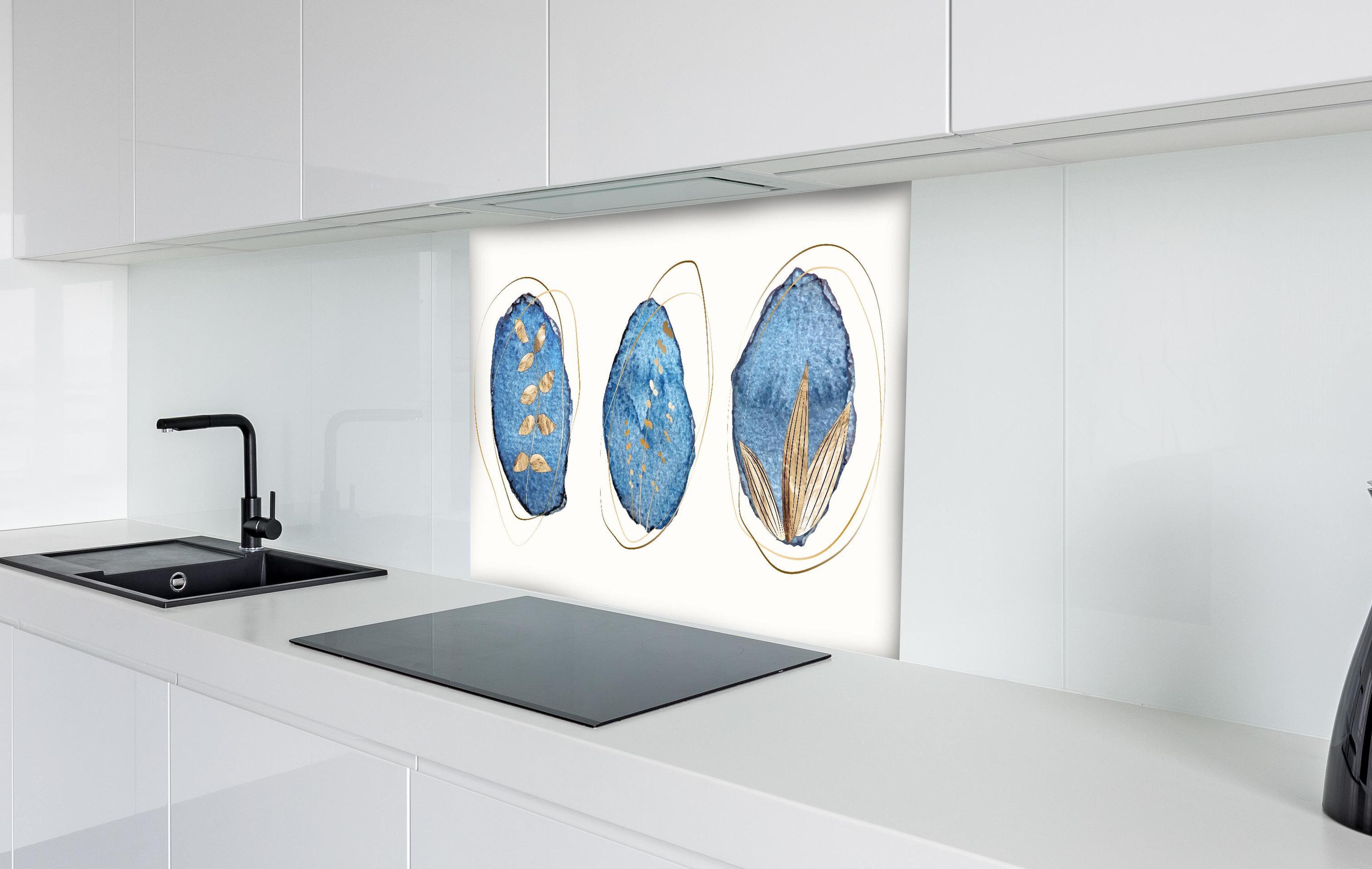 Spritzschutz - Denim-Blau Textil Kunstdruck mit Naturmotiven hinter einem Cerankochfeld zwischen Holz-Kochutensilien