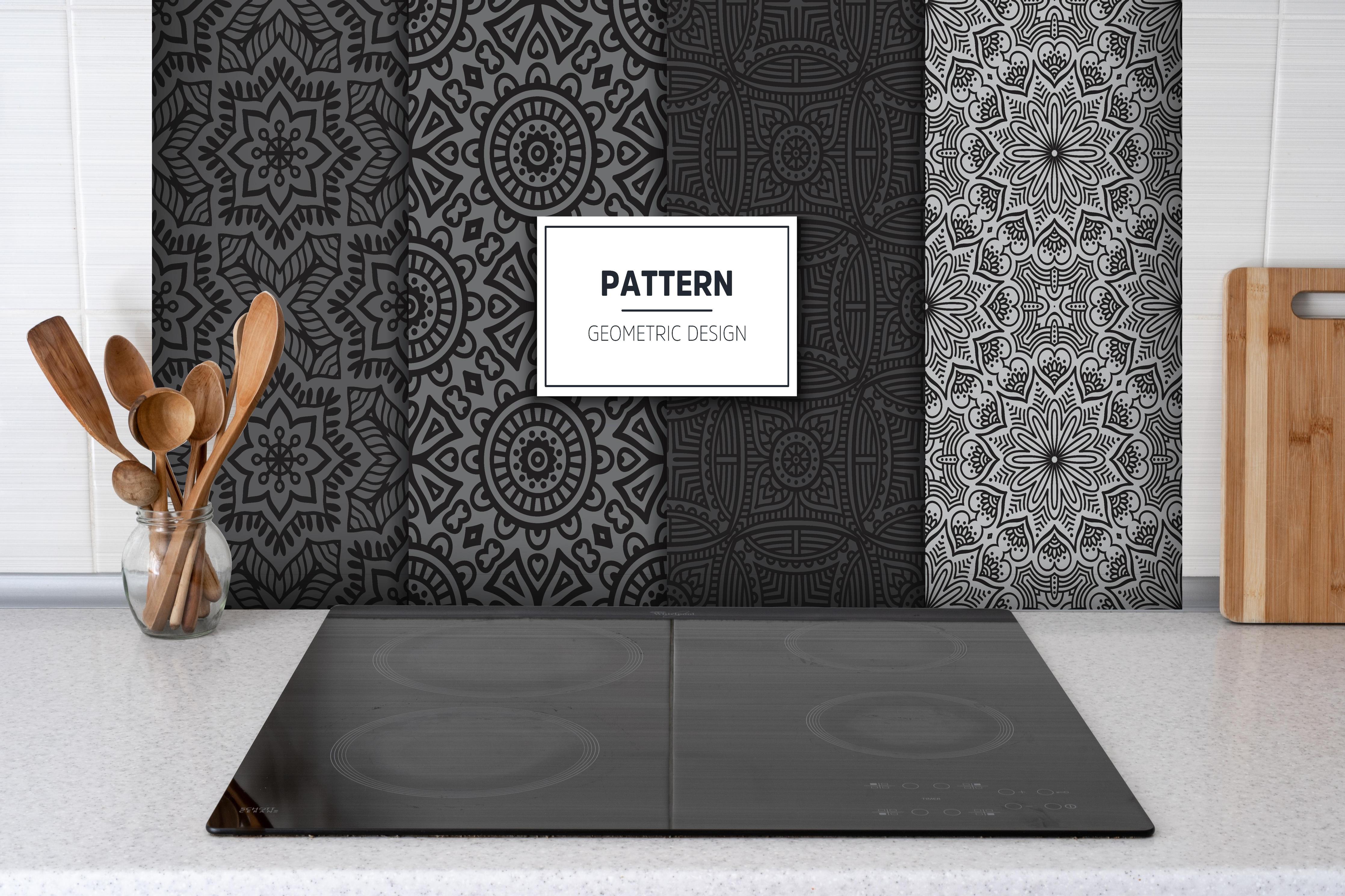 Spritzschutz - Design Muster Geometrisch Grau und Weiß hinter einem Cerankochfeld zwischen Holz-Kochutensilien