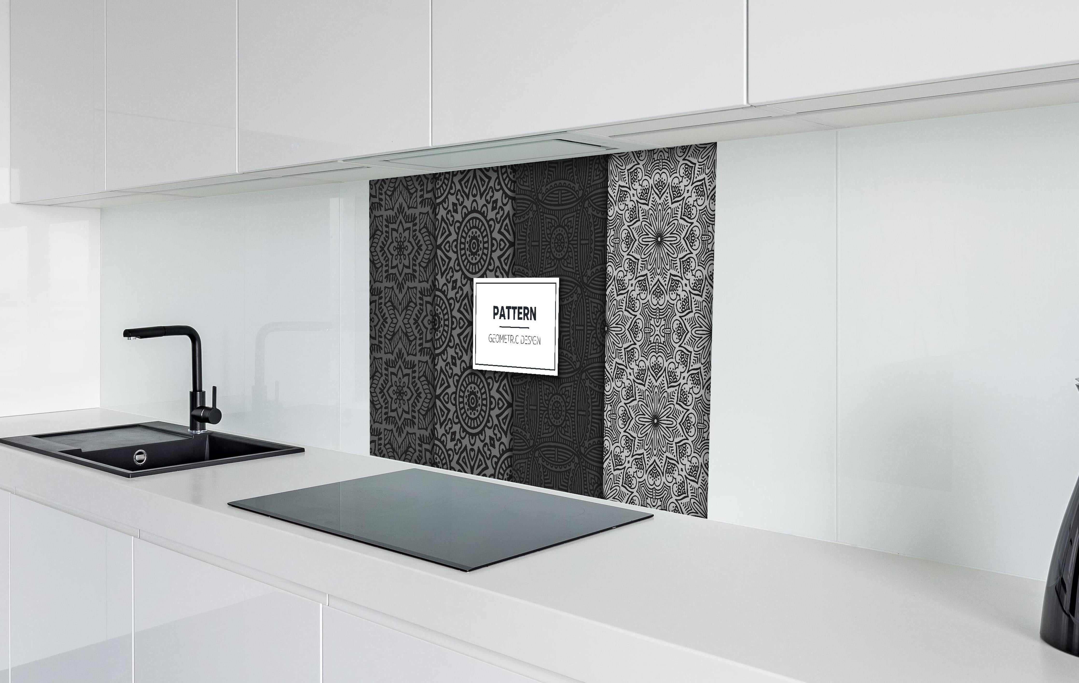 Spritzschutz - Design Muster Geometrisch Grau und Weiß hinter einem Cerankochfeld zwischen Holz-Kochutensilien