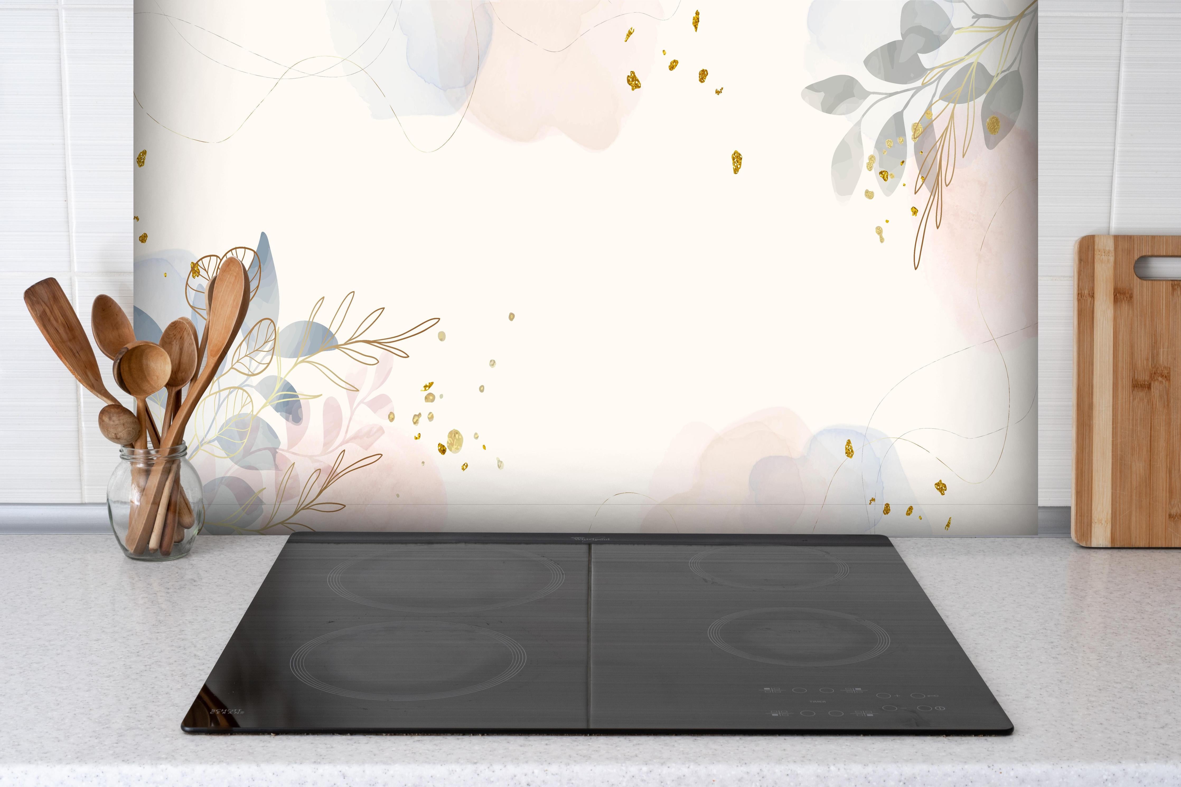 Spritzschutz - Design mit Blüten und Blättern in Pastell hinter einem Cerankochfeld zwischen Holz-Kochutensilien