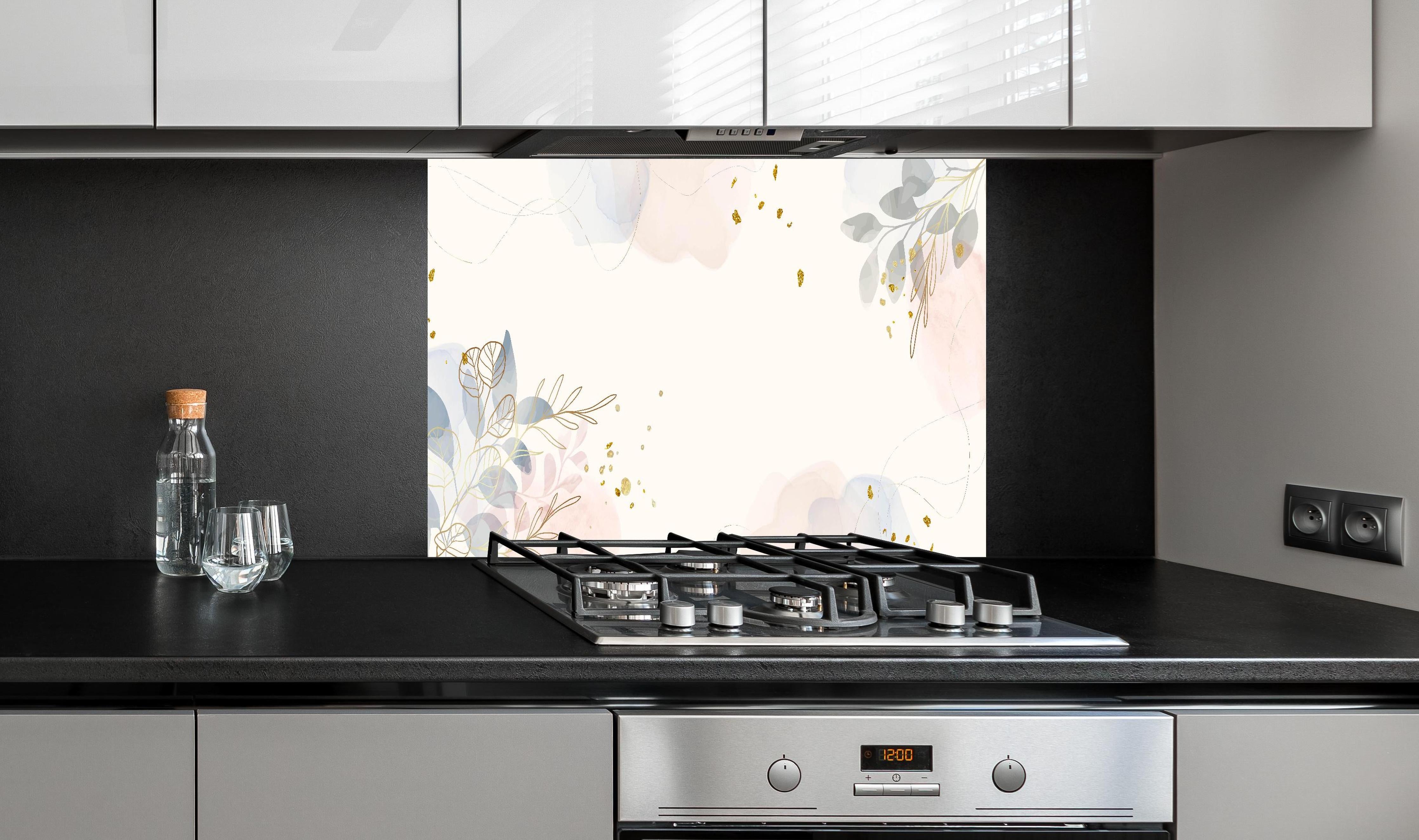 Spritzschutz - Design mit Blüten und Blättern in Pastell hinter einem Cerankochfeld zwischen Holz-Kochutensilien