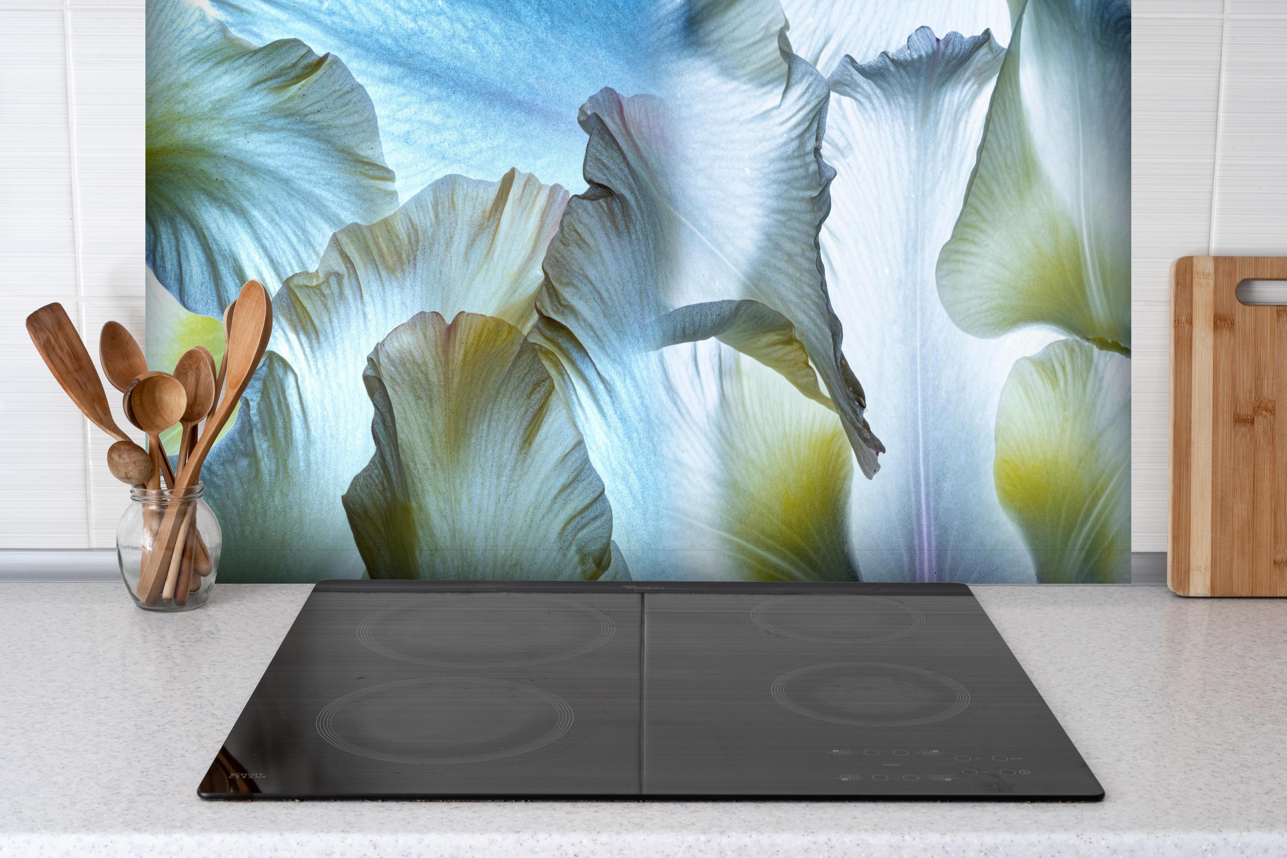 Spritzschutz - Detail Weiße Blüten Petal Makroaufnahme hinter einem Cerankochfeld zwischen Holz-Kochutensilien