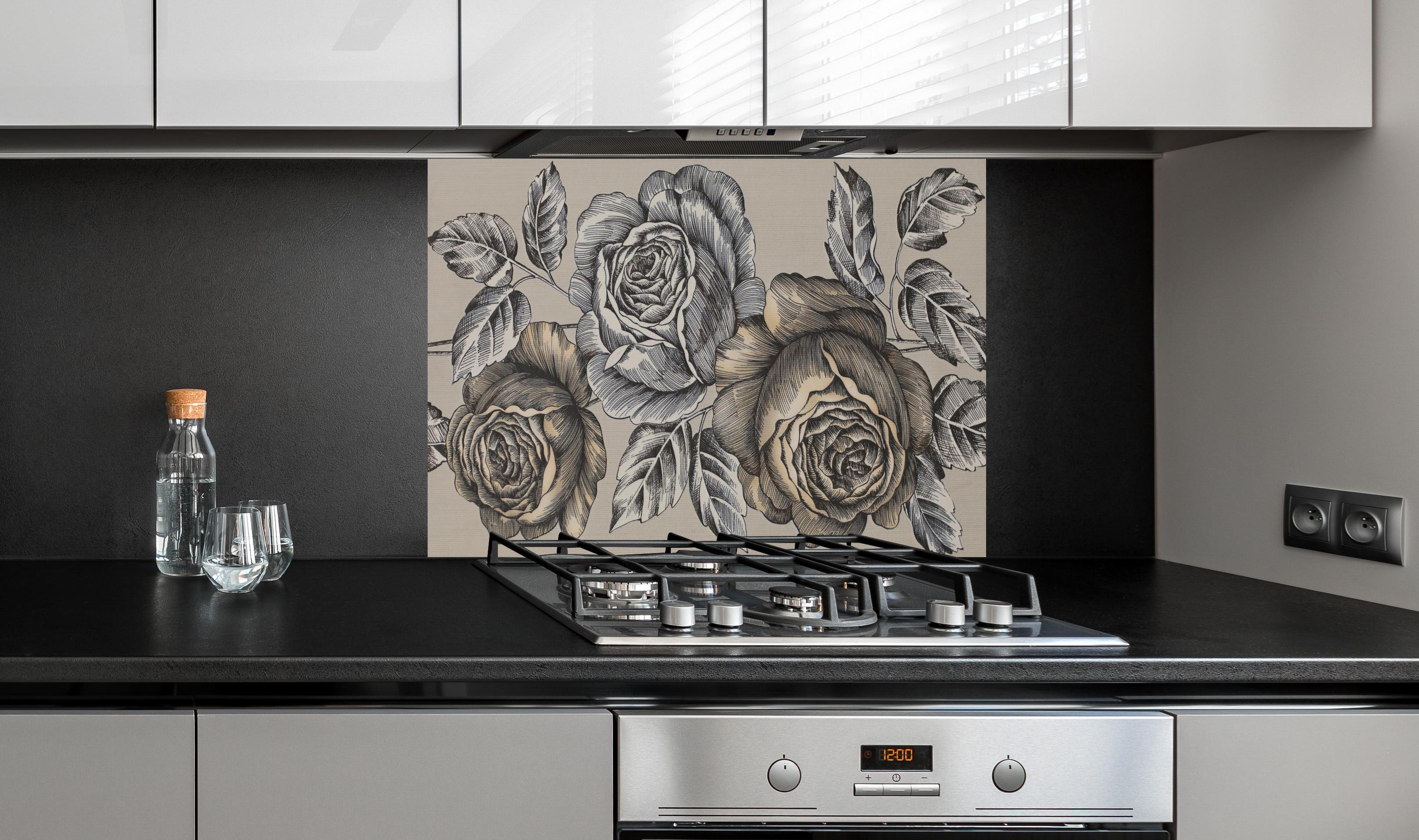 Spritzschutz - Detaillierte Grauton Rosen Illustration hinter einem Cerankochfeld zwischen Holz-Kochutensilien