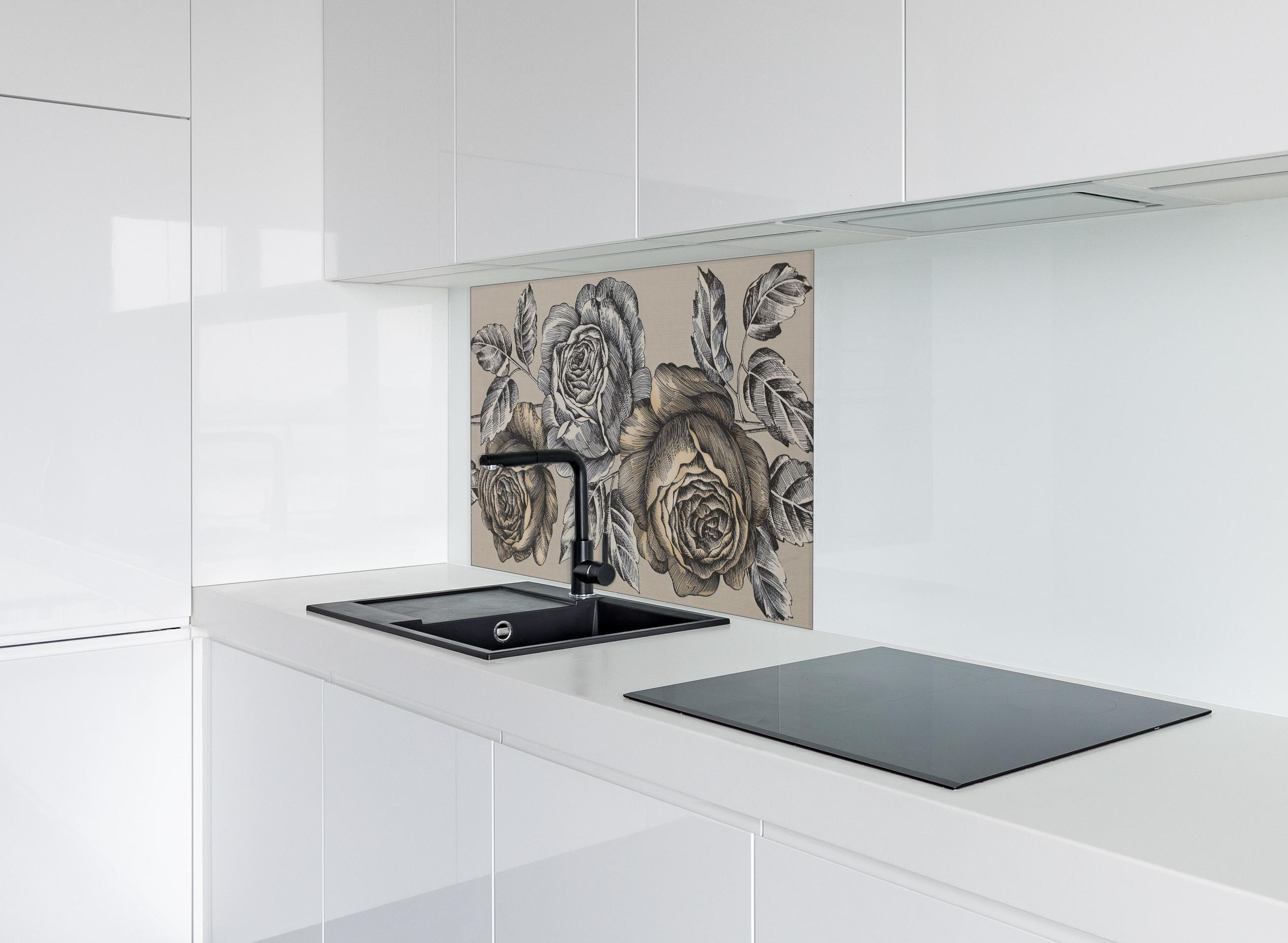 Spritzschutz - Detaillierte Grauton Rosen Illustration hinter einem Cerankochfeld zwischen Holz-Kochutensilien