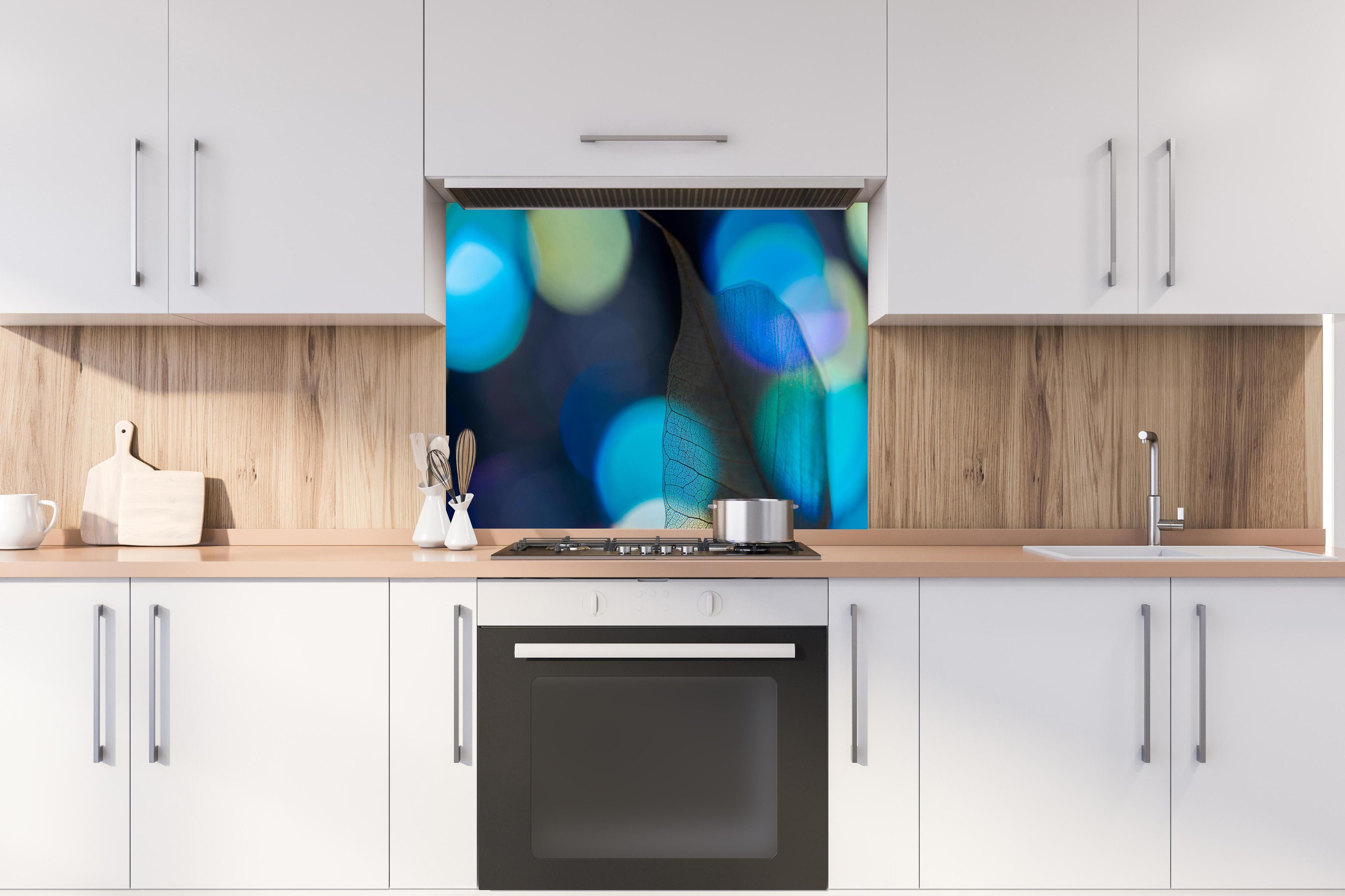 Spritzschutz - Detailreiche Blattader-Textur mit Farbspiel hinter einem Cerankochfeld zwischen Holz-Kochutensilien