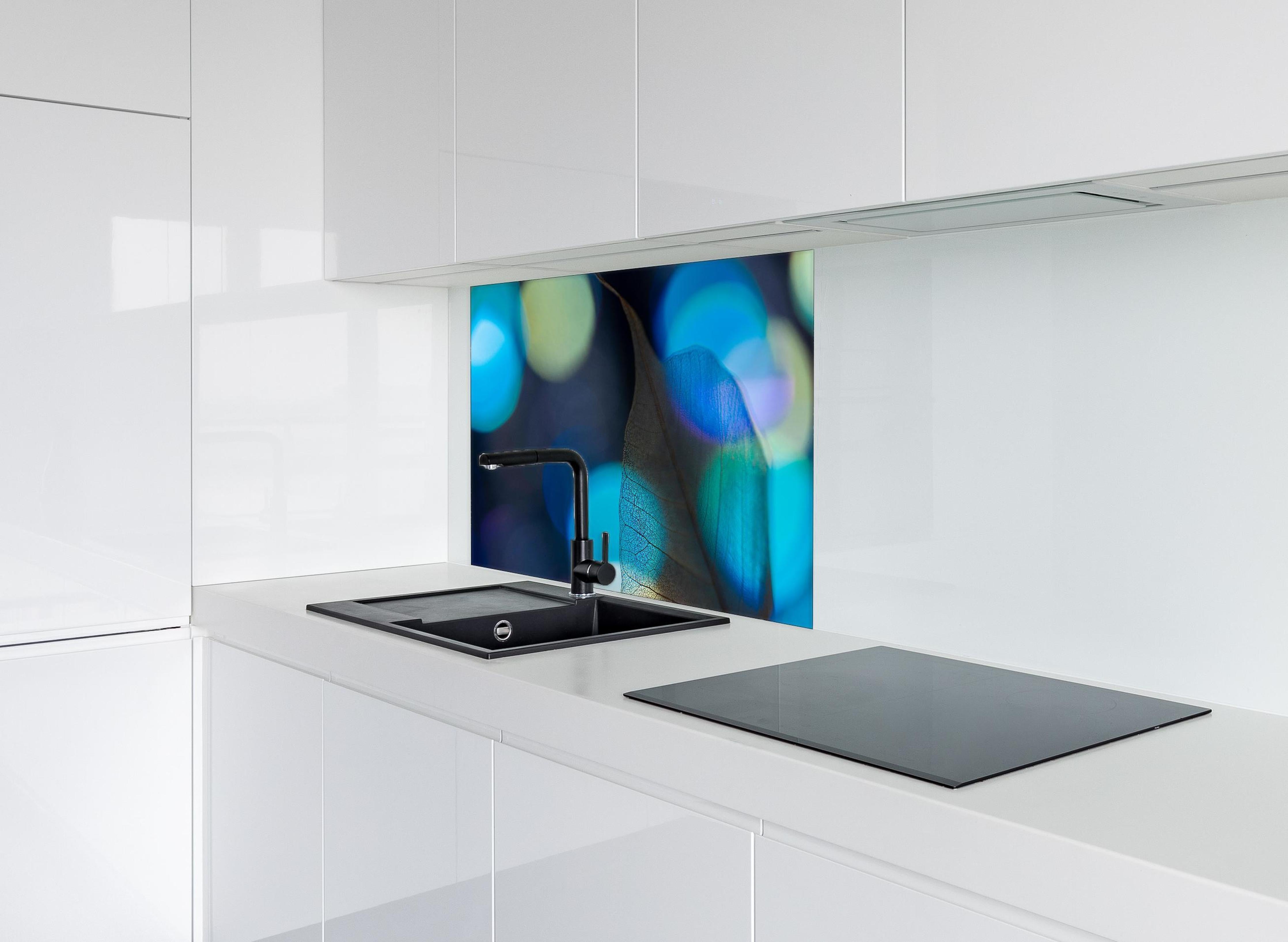 Spritzschutz - Detailreiche Blattader-Textur mit Farbspiel hinter einem Cerankochfeld zwischen Holz-Kochutensilien