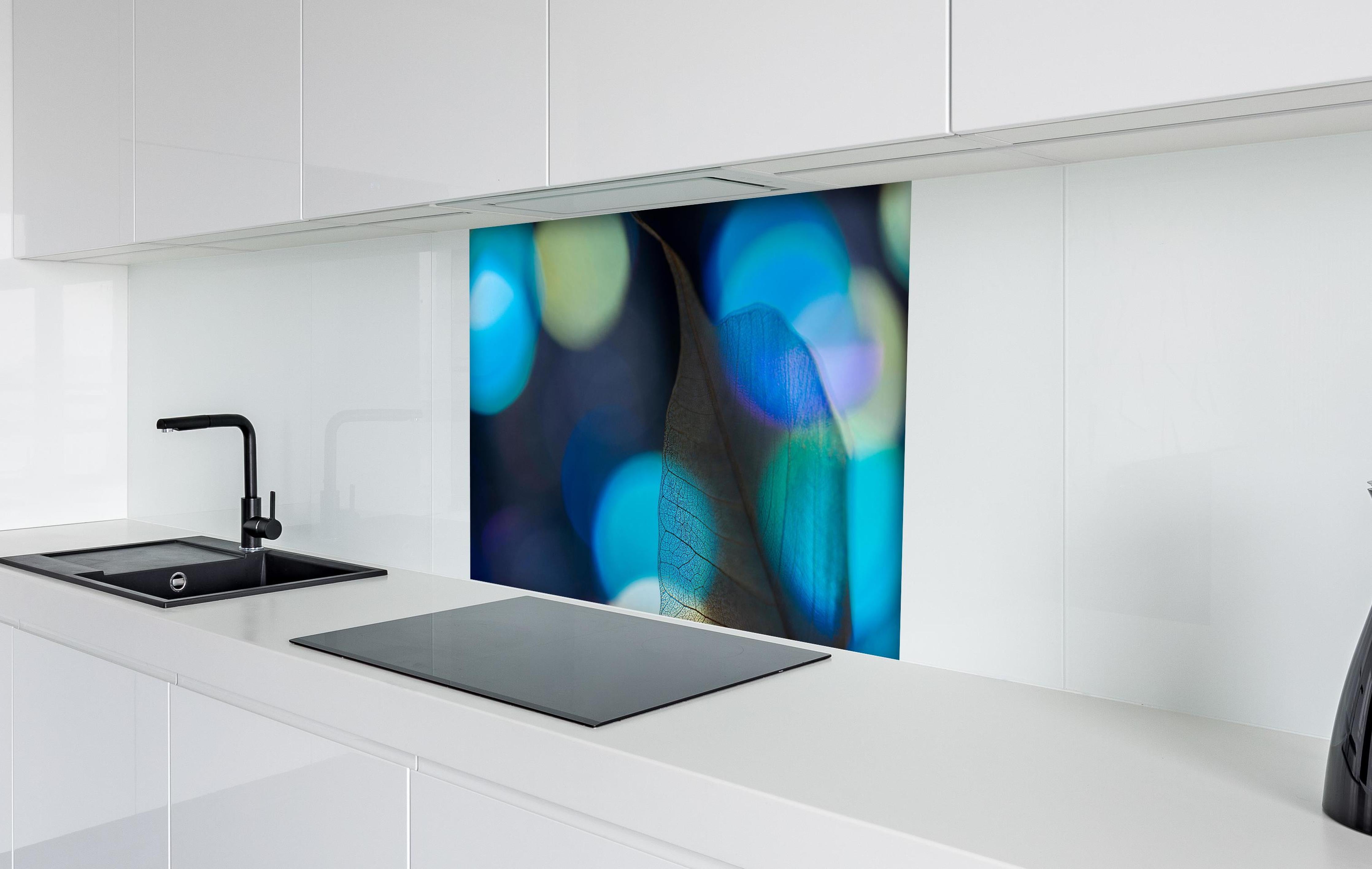 Spritzschutz - Detailreiche Blattader-Textur mit Farbspiel hinter einem Cerankochfeld zwischen Holz-Kochutensilien