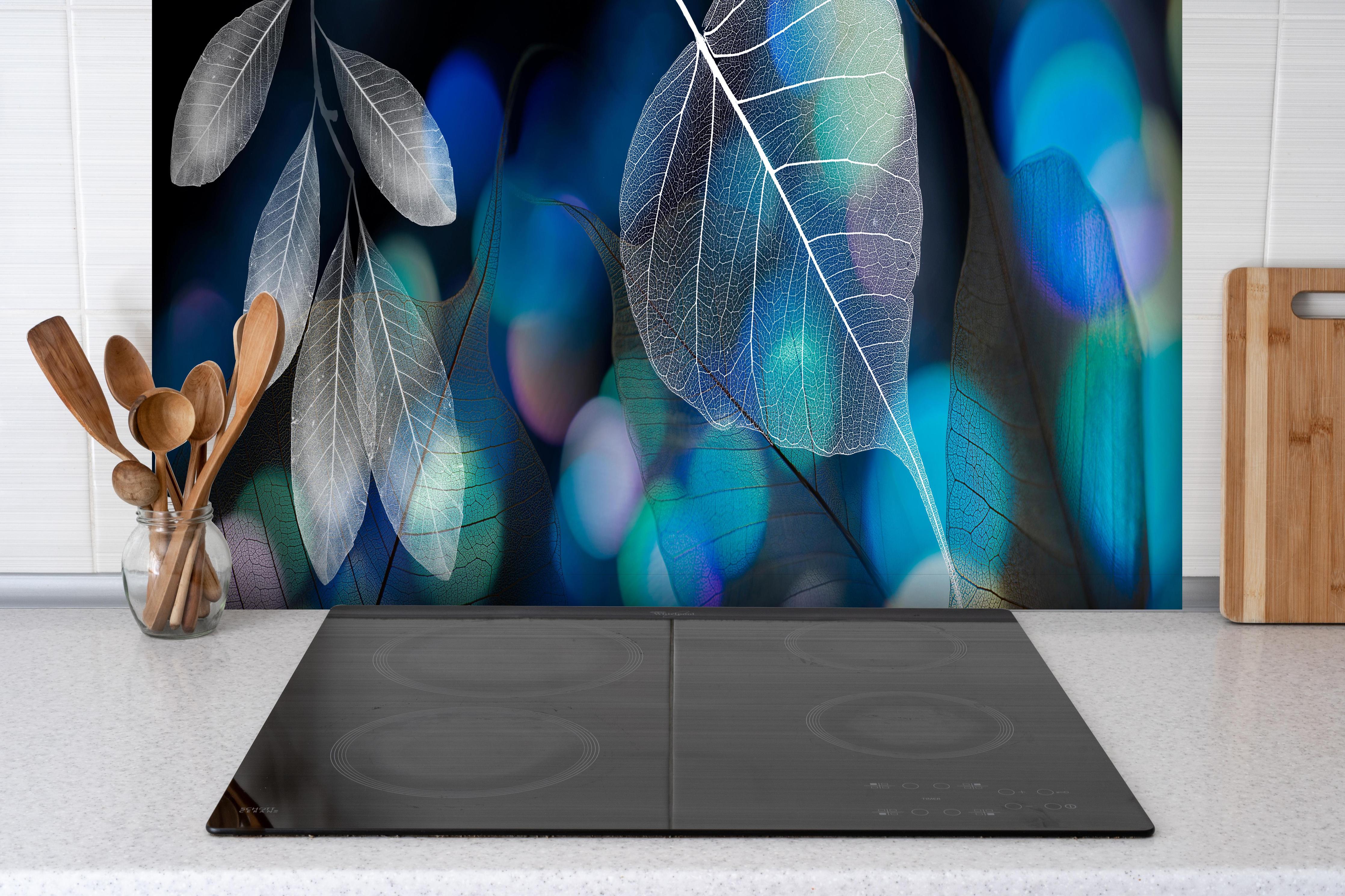 Spritzschutz - Detailreiche Blattadern Textur und Bokeh Lichter hinter einem Cerankochfeld zwischen Holz-Kochutensilien