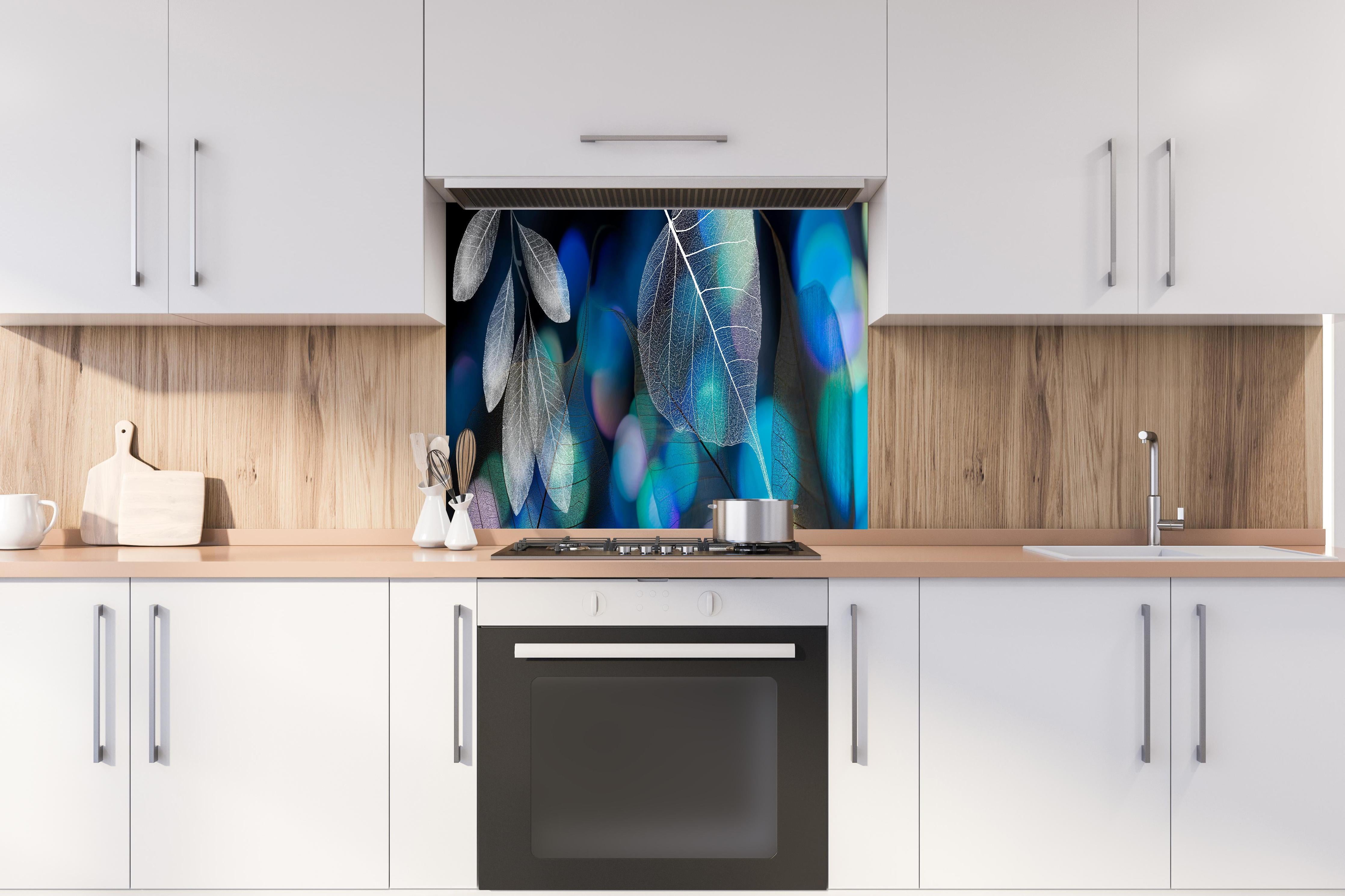 Spritzschutz - Detailreiche Blattadern Textur und Bokeh Lichter hinter einem Cerankochfeld zwischen Holz-Kochutensilien