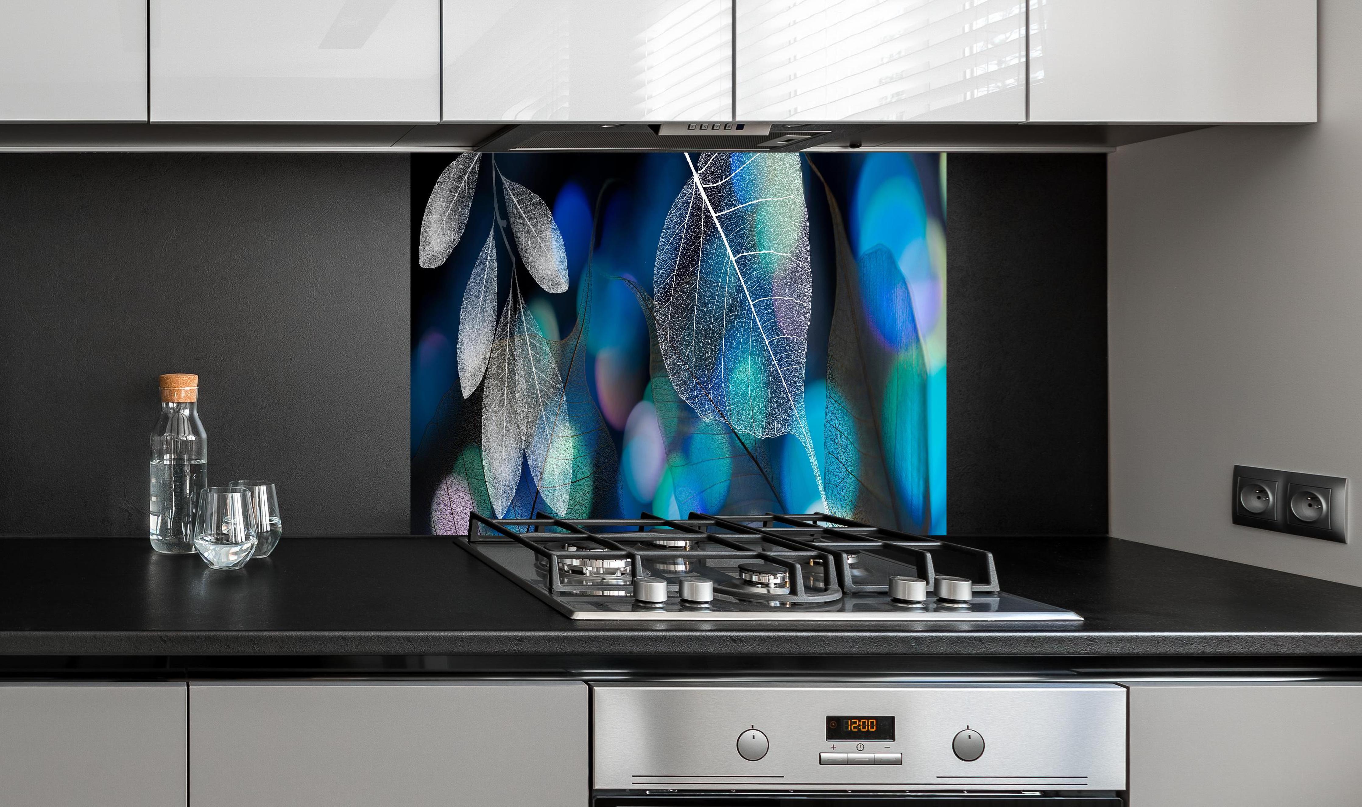 Spritzschutz - Detailreiche Blattadern Textur und Bokeh Lichter hinter einem Cerankochfeld zwischen Holz-Kochutensilien