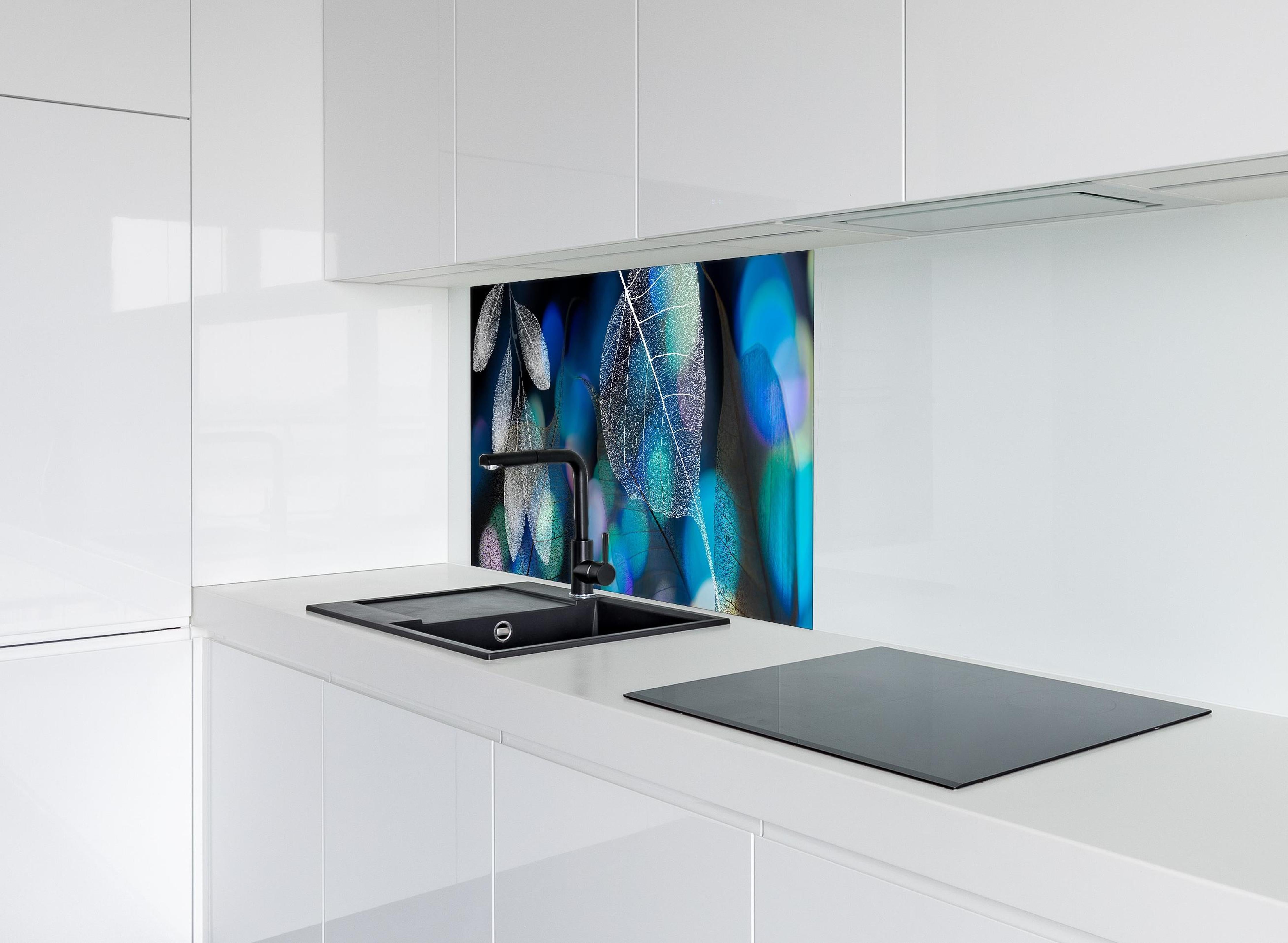 Spritzschutz - Detailreiche Blattadern Textur und Bokeh Lichter hinter einem Cerankochfeld zwischen Holz-Kochutensilien