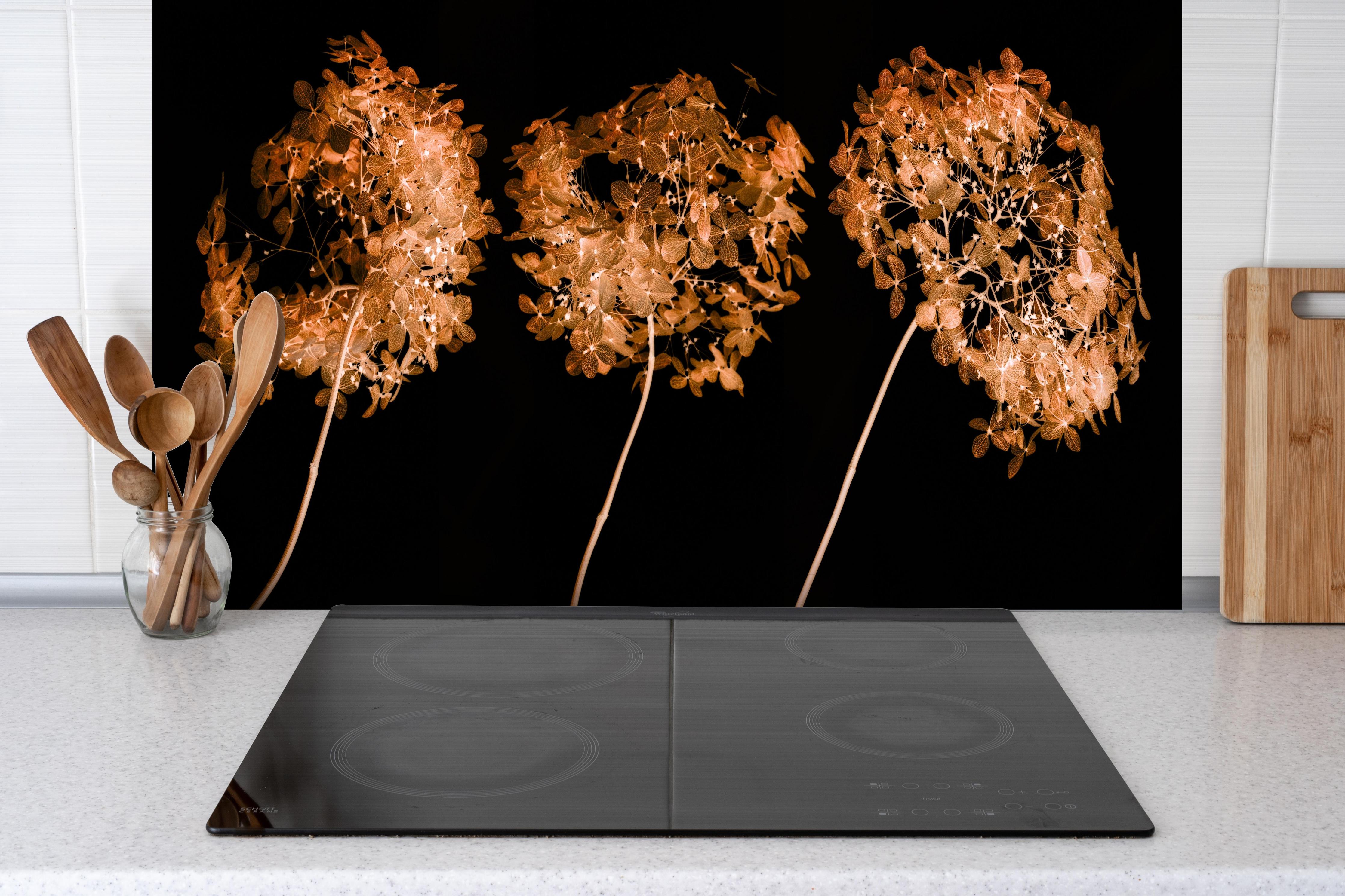 Spritzschutz - Detailreiche Hortensien Makrofotografie hinter einem Cerankochfeld zwischen Holz-Kochutensilien