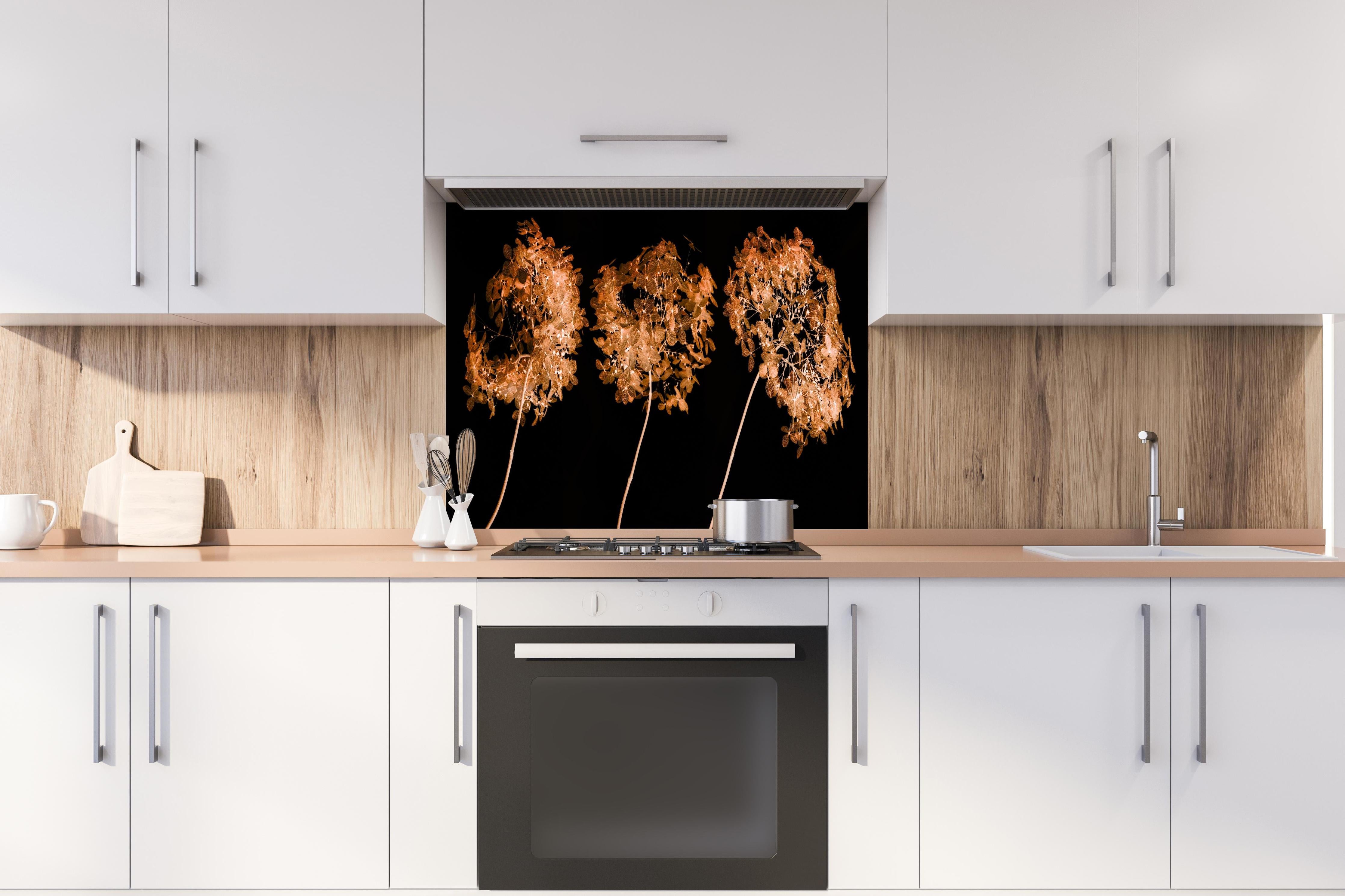 Spritzschutz - Detailreiche Hortensien Makrofotografie hinter einem Cerankochfeld zwischen Holz-Kochutensilien