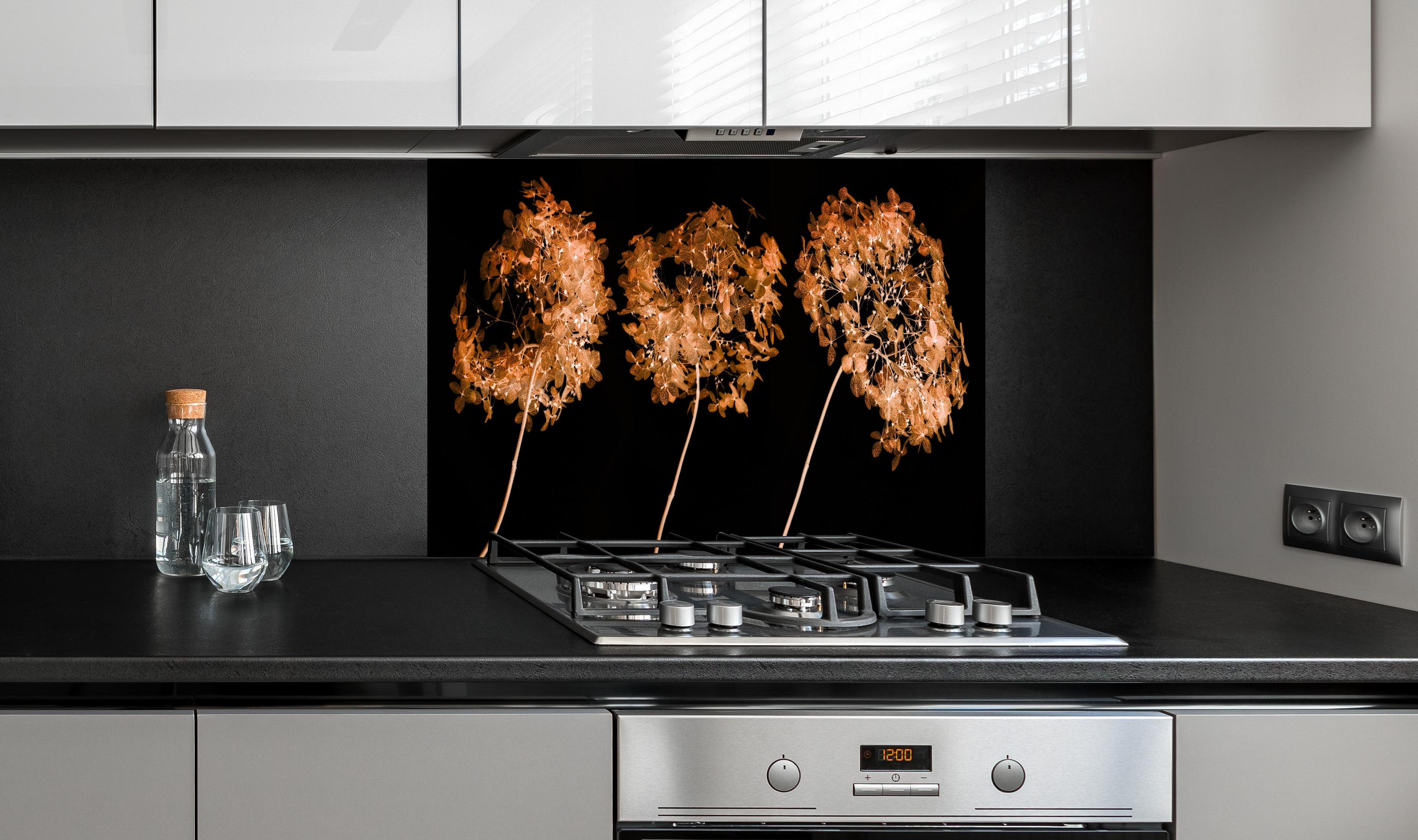 Spritzschutz - Detailreiche Hortensien Makrofotografie hinter einem Cerankochfeld zwischen Holz-Kochutensilien