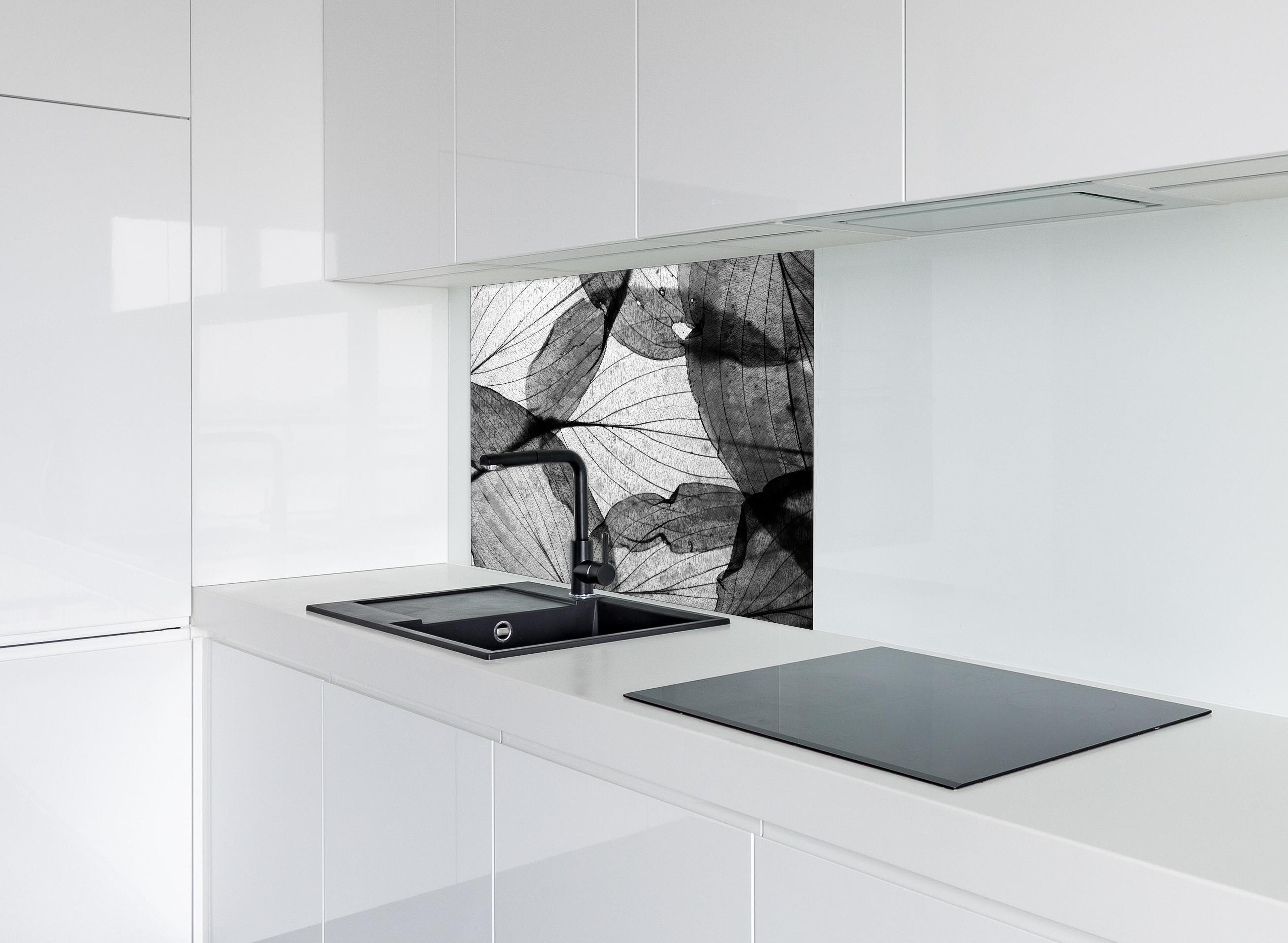 Spritzschutz - Detailreiche Schwarz-Weiße Laubtextur hinter einem Cerankochfeld zwischen Holz-Kochutensilien