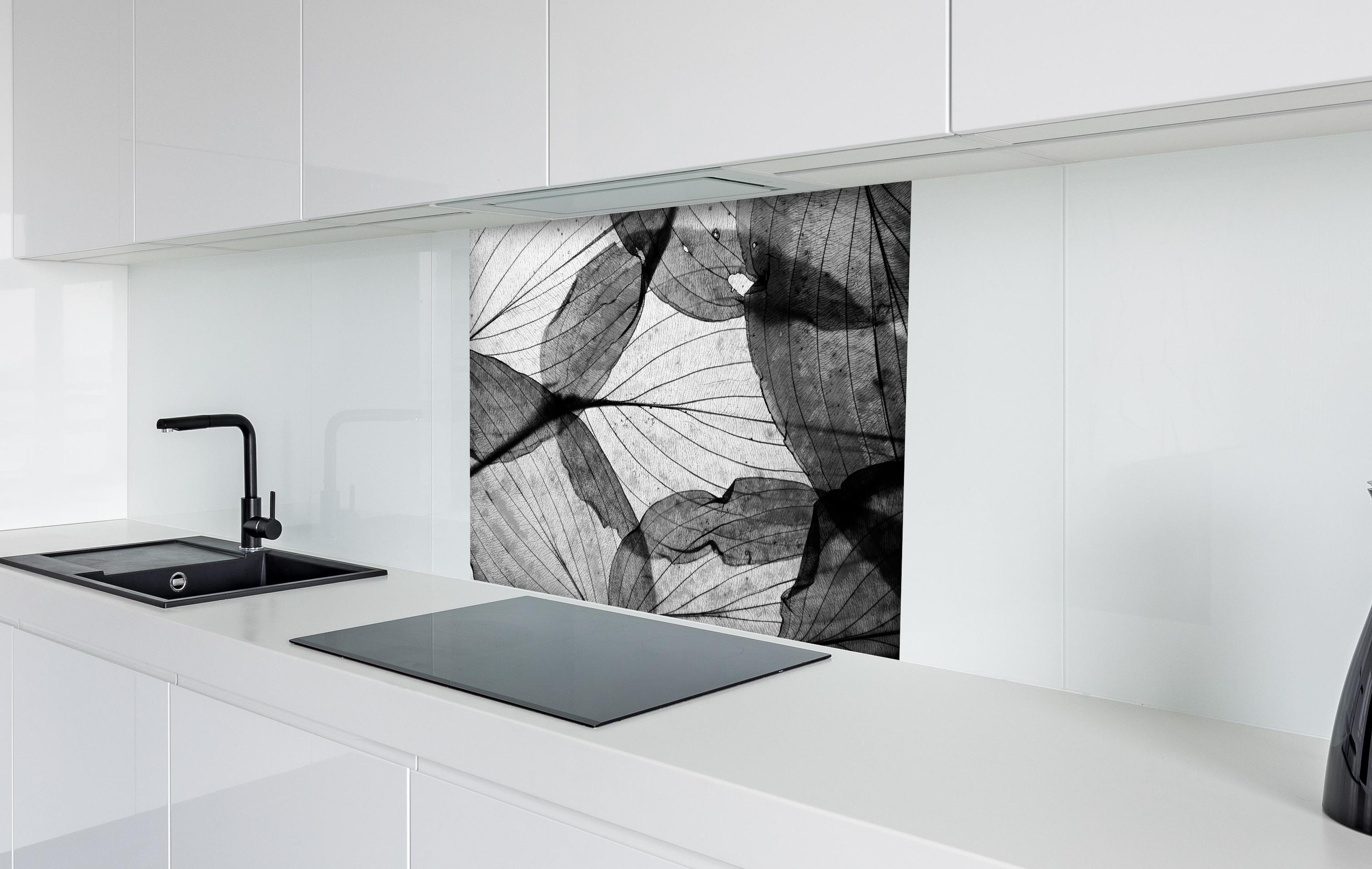 Spritzschutz - Detailreiche Schwarz-Weiße Laubtextur hinter einem Cerankochfeld zwischen Holz-Kochutensilien