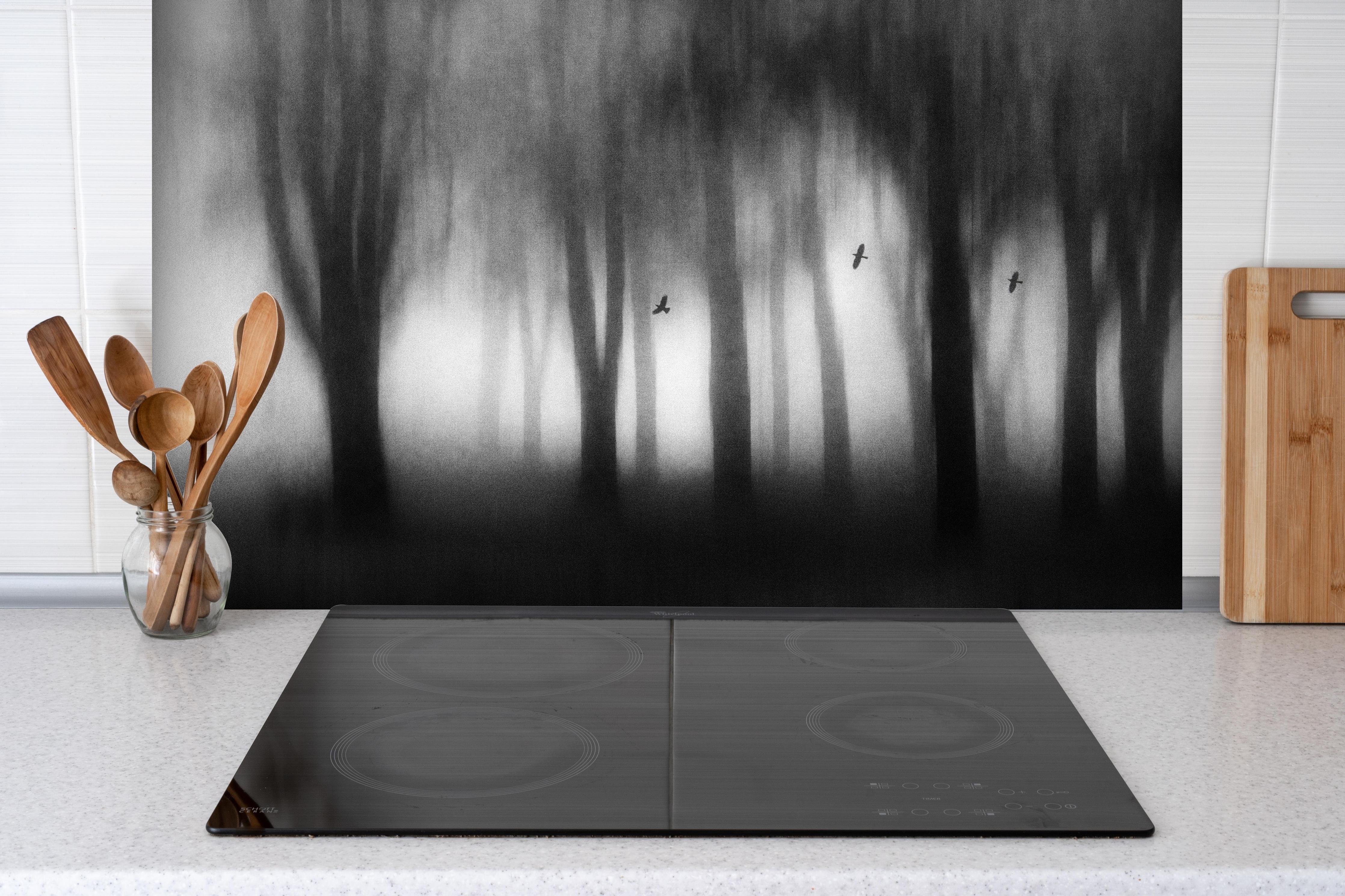 Spritzschutz - Dichter Nebel hinter einem Cerankochfeld zwischen Holz-Kochutensilien