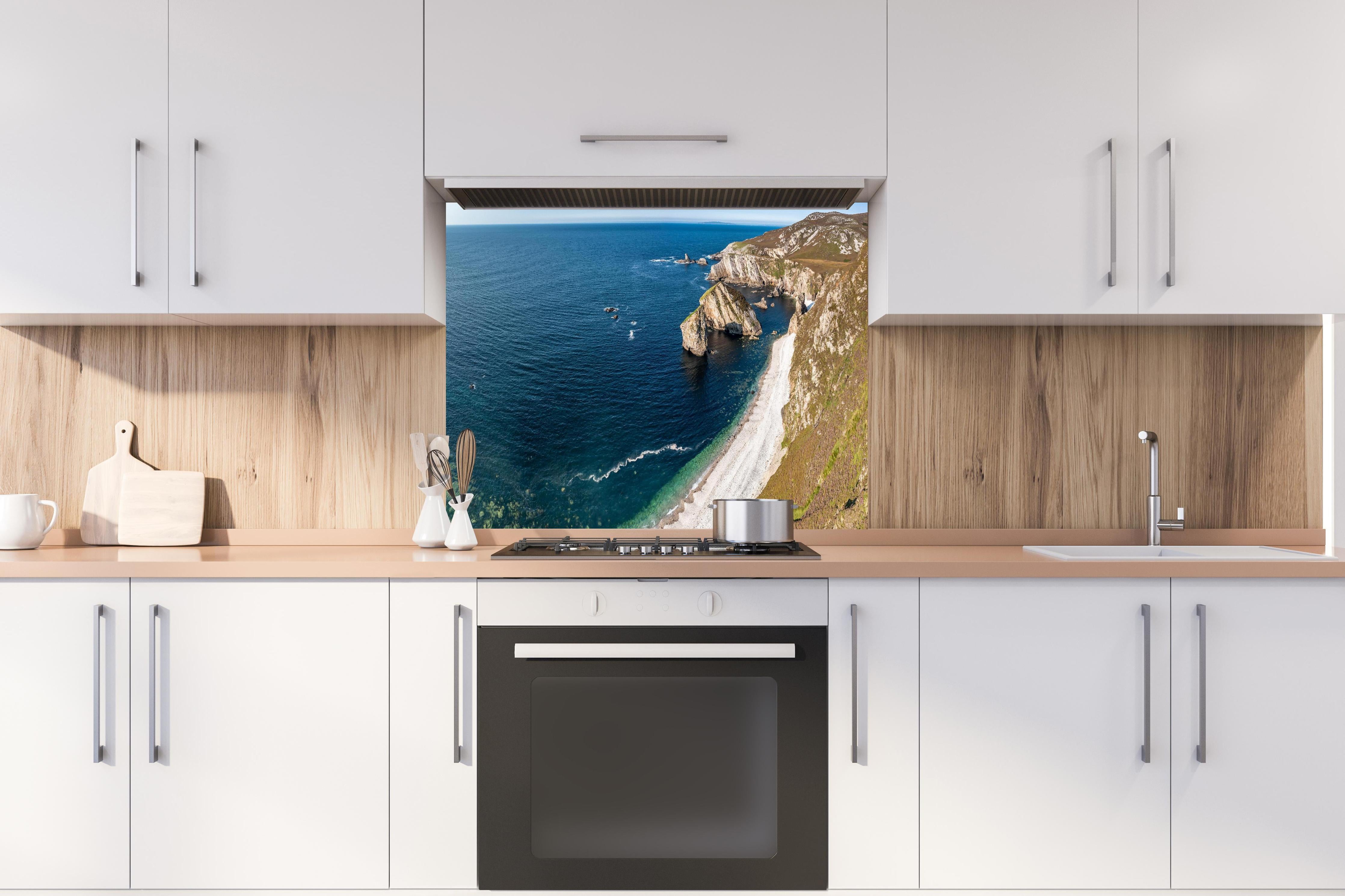 Spritzschutz - Die Bucht Glenlough hinter einem Cerankochfeld zwischen Holz-Kochutensilien