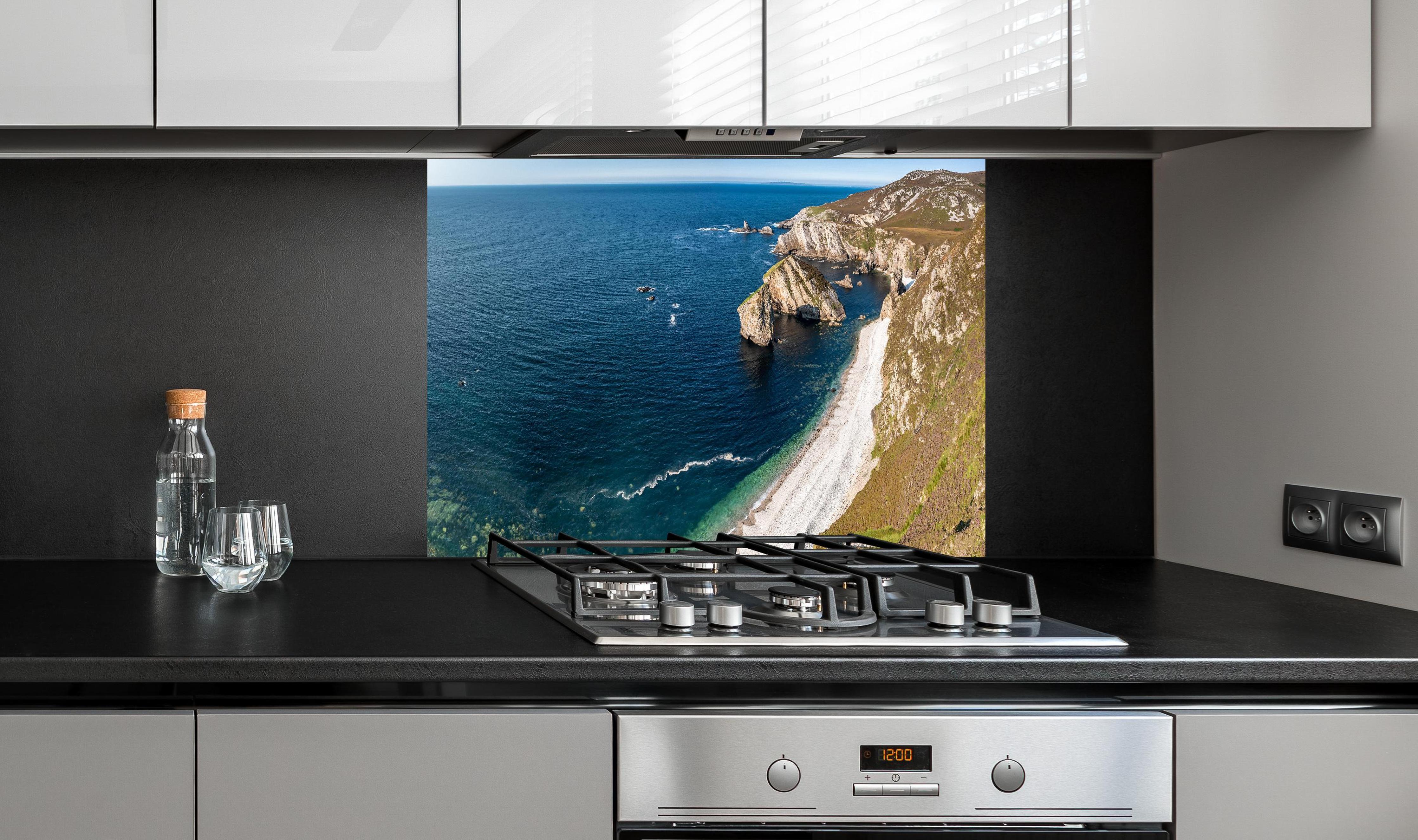 Spritzschutz - Die Bucht Glenlough hinter einem Cerankochfeld zwischen Holz-Kochutensilien