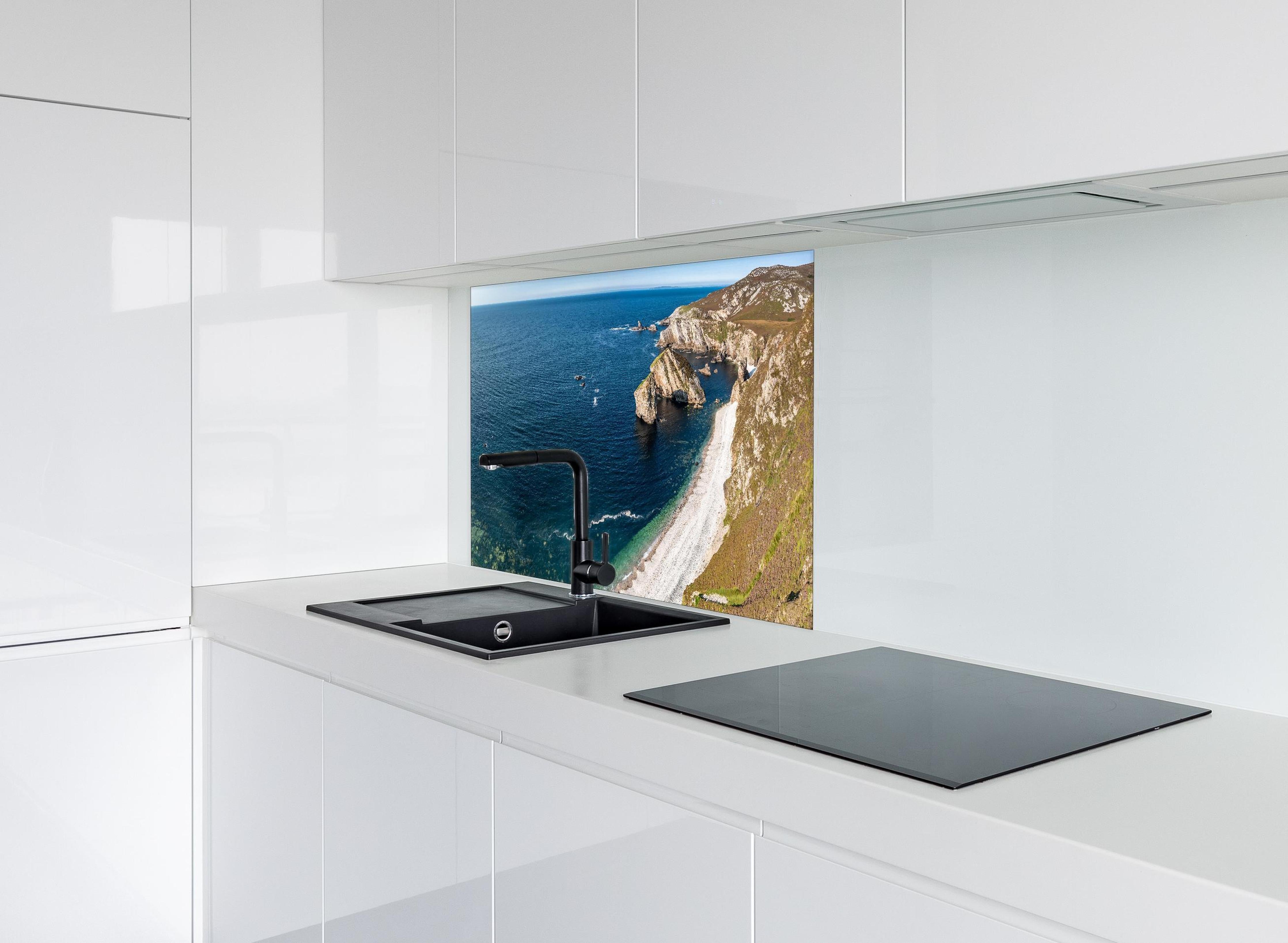 Spritzschutz - Die Bucht Glenlough hinter einem Cerankochfeld zwischen Holz-Kochutensilien