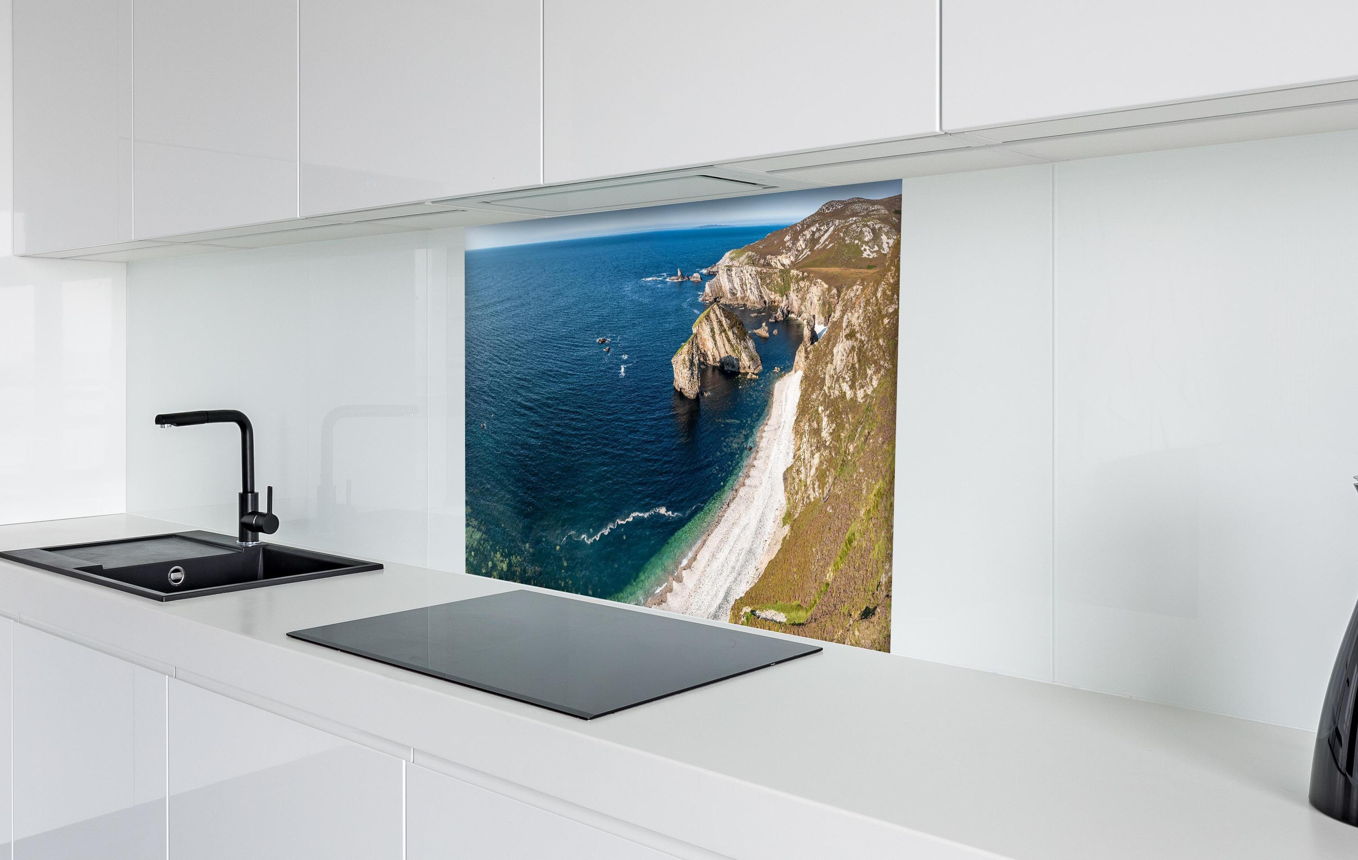 Spritzschutz - Die Bucht Glenlough hinter einem Cerankochfeld zwischen Holz-Kochutensilien