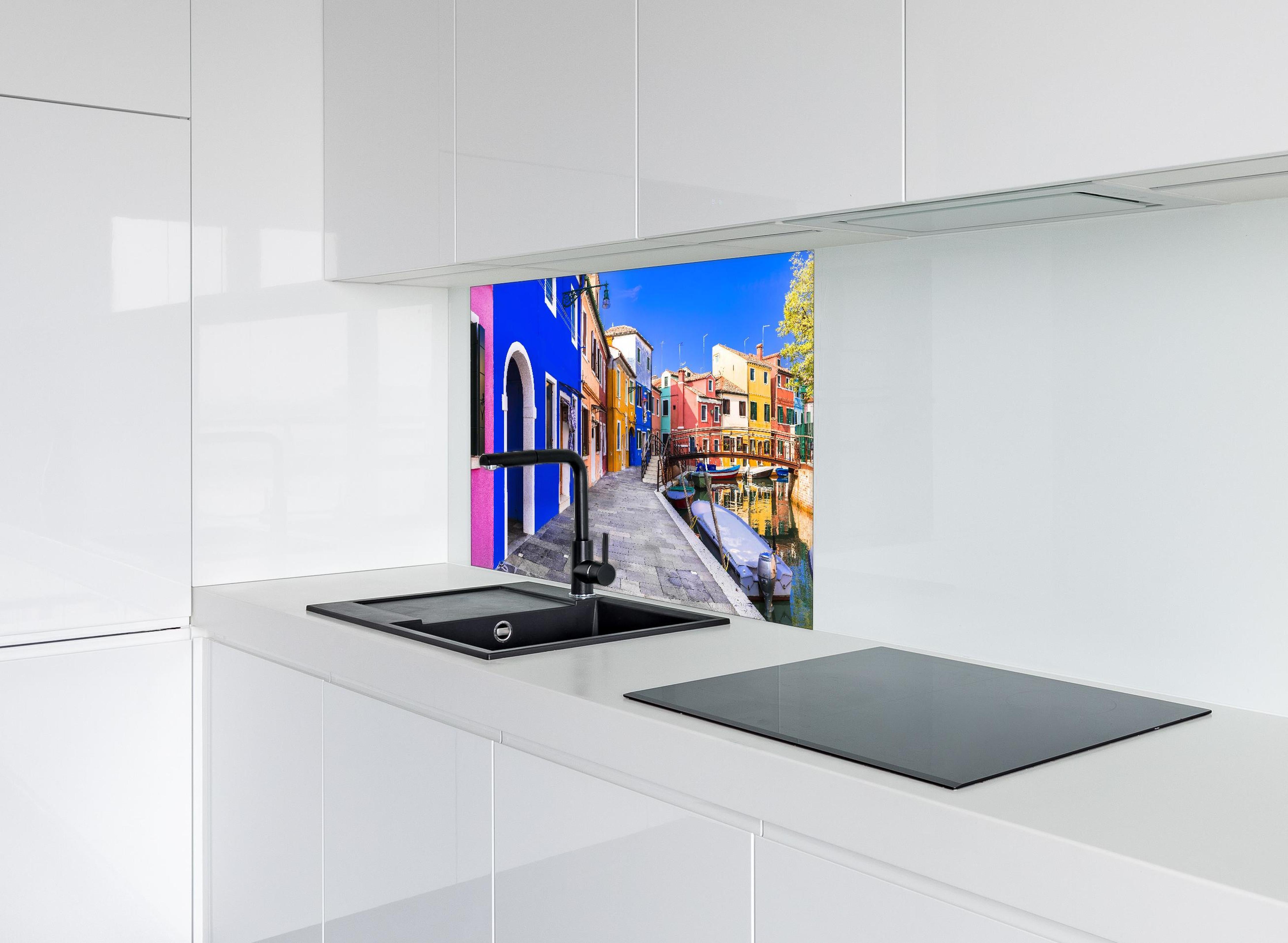 Spritzschutz - Die farbenfrohe Insel Burano hinter einem Cerankochfeld zwischen Holz-Kochutensilien