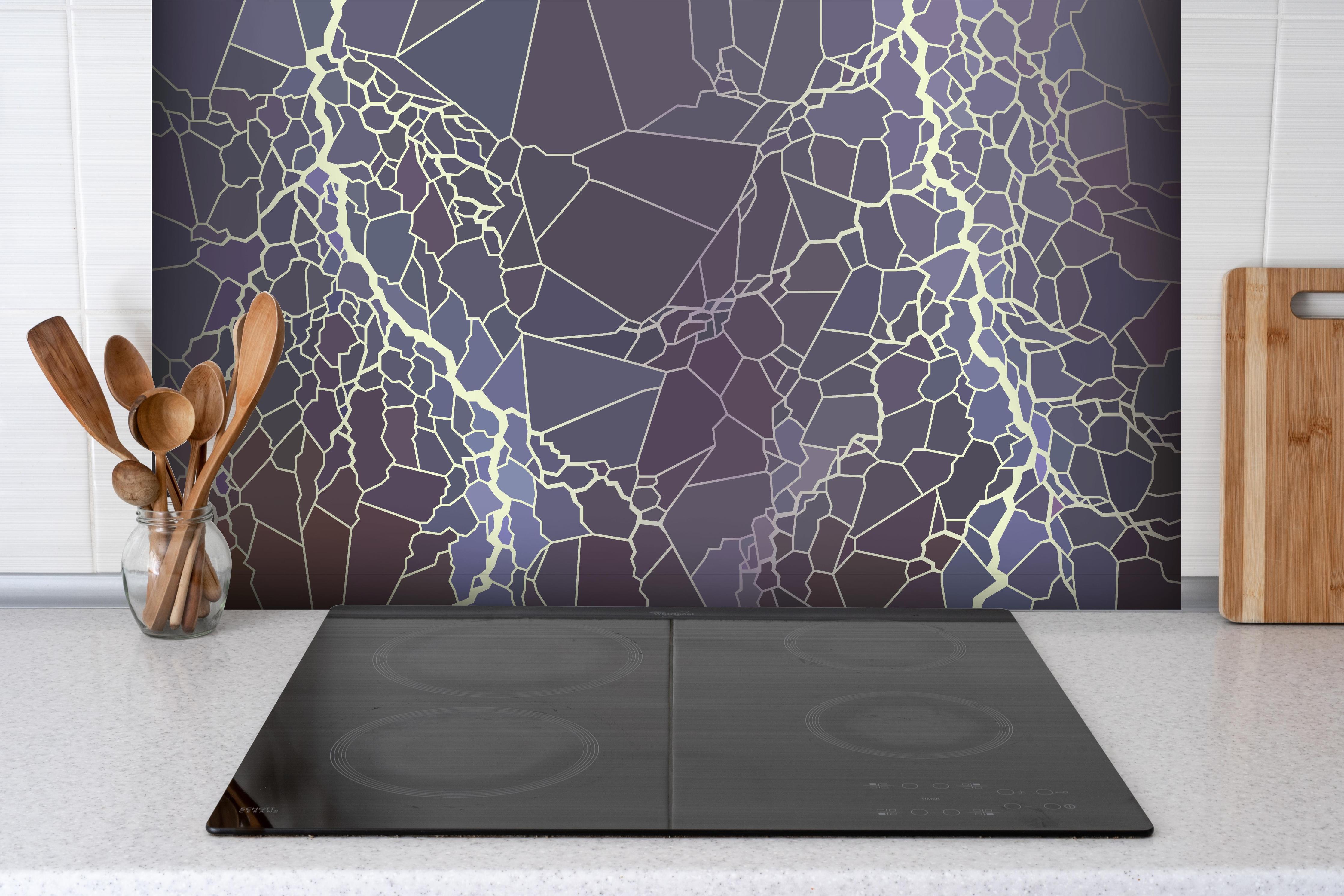 Spritzschutz - Digital Art Blau-Violettes Muster Design hinter einem Cerankochfeld zwischen Holz-Kochutensilien