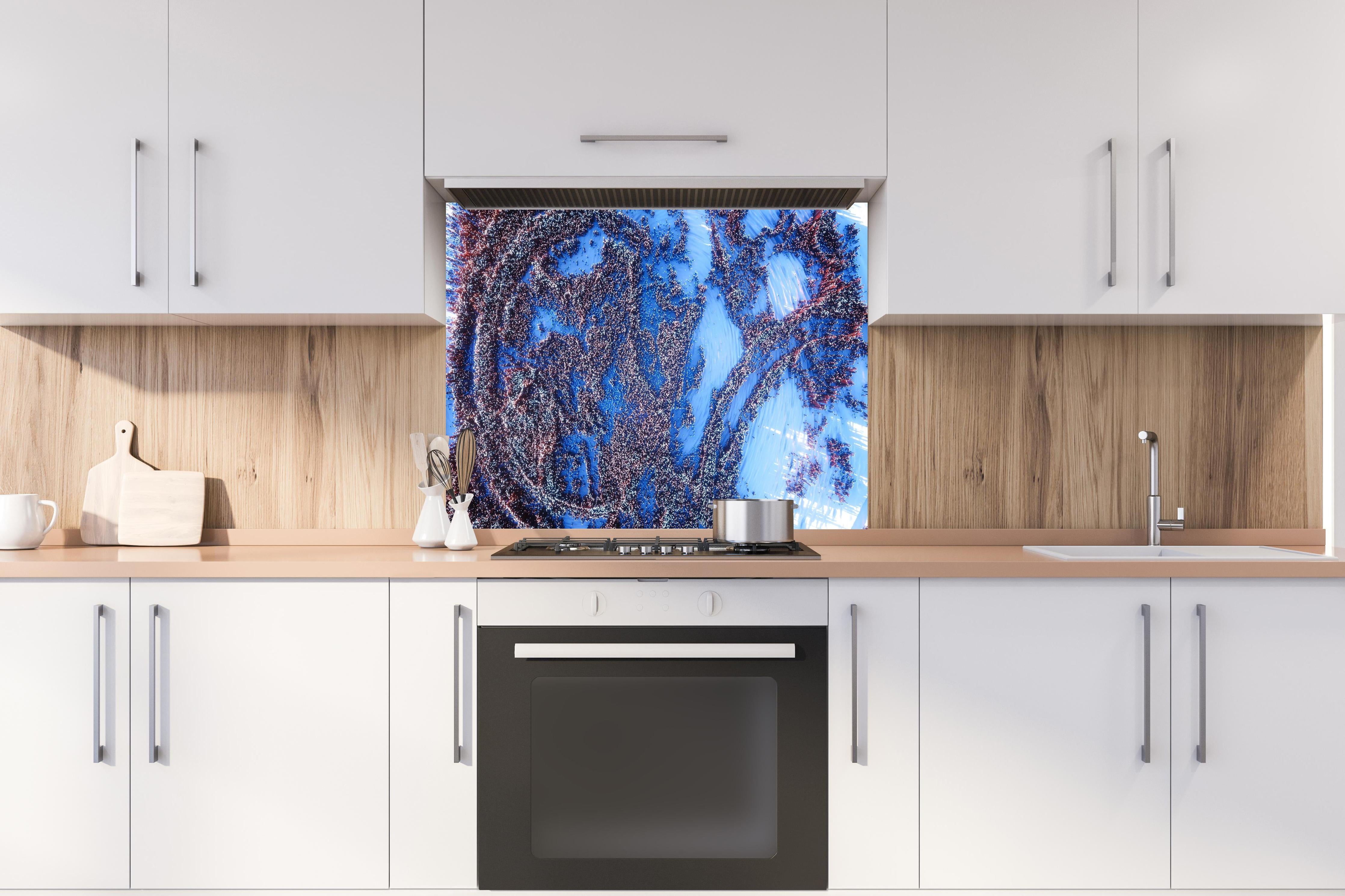 Spritzschutz - Digitale abstrakte 3D Topografie Kunst hinter einem Cerankochfeld zwischen Holz-Kochutensilien