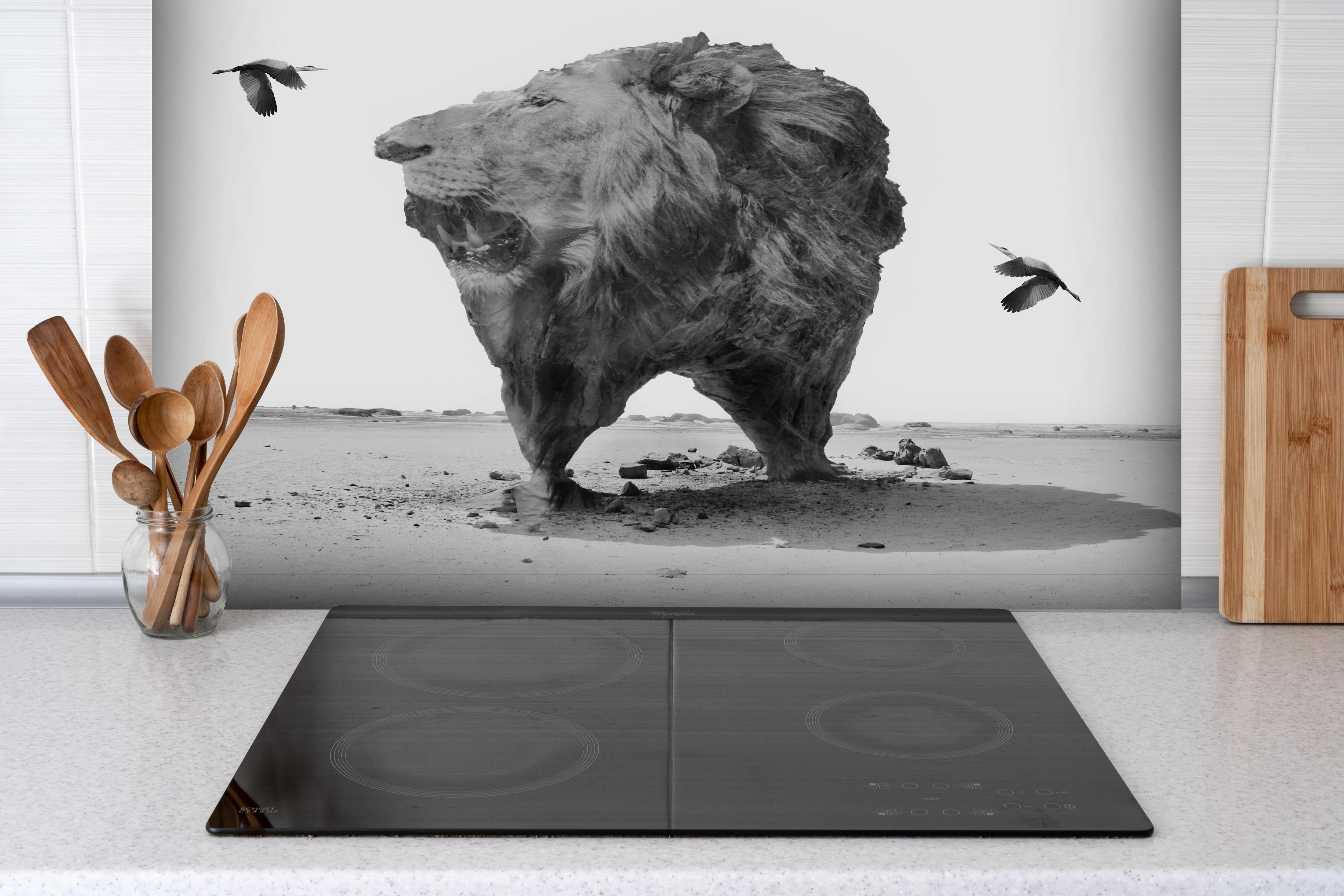 Spritzschutz - Digitalkunst - Löwe hinter einem Cerankochfeld zwischen Holz-Kochutensilien