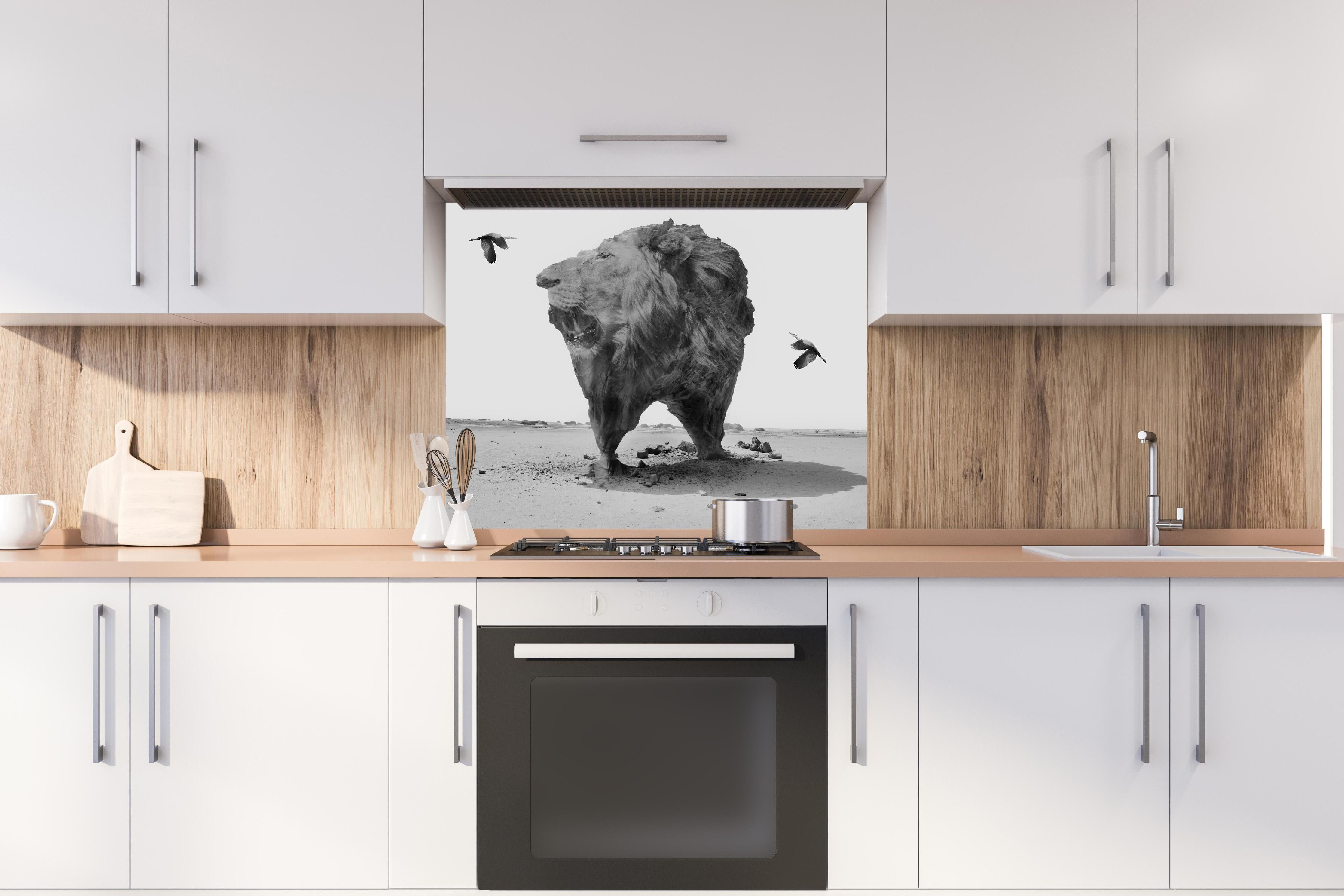 Spritzschutz - Digitalkunst - Löwe hinter einem Cerankochfeld zwischen Holz-Kochutensilien