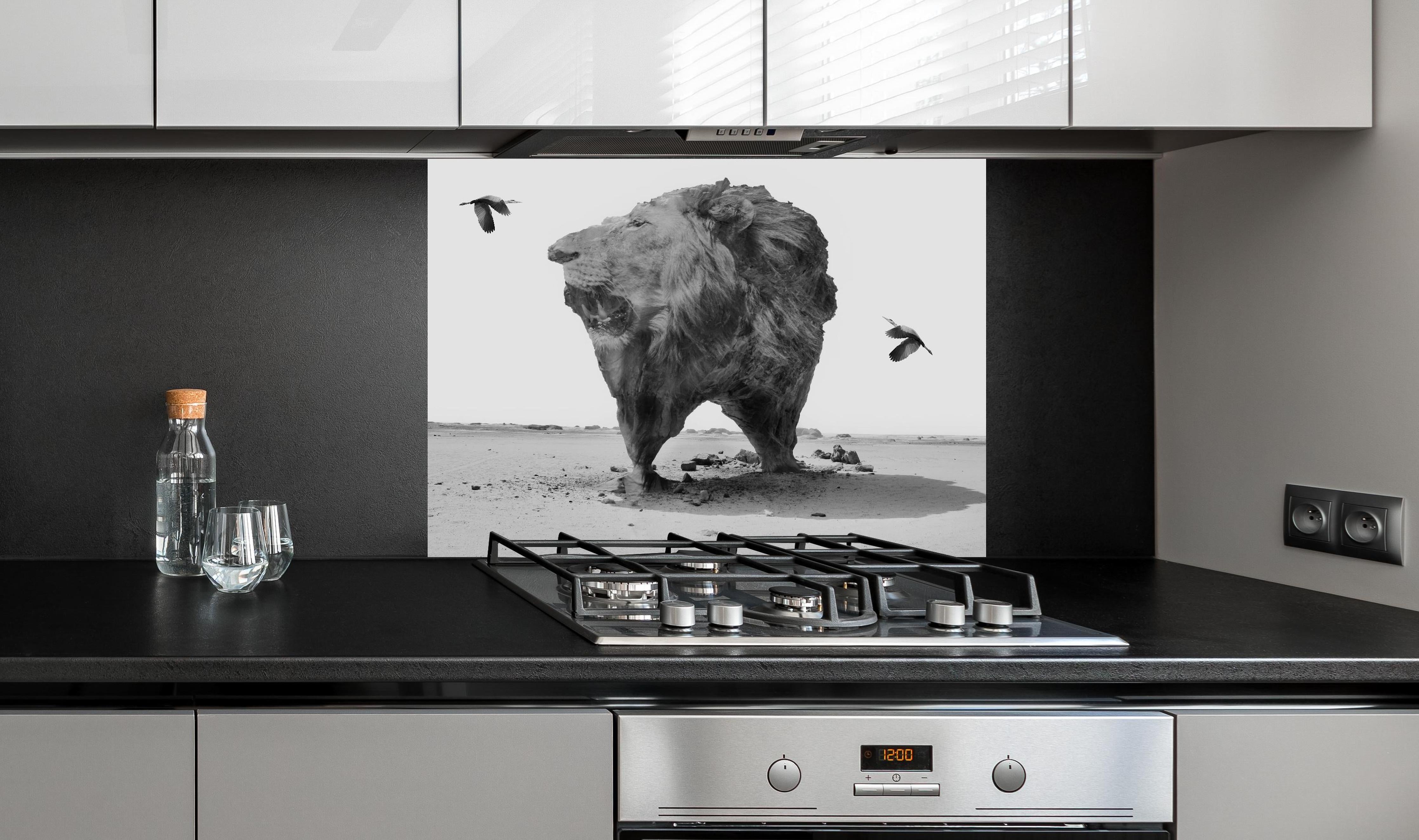 Spritzschutz - Digitalkunst - Löwe hinter einem Cerankochfeld zwischen Holz-Kochutensilien