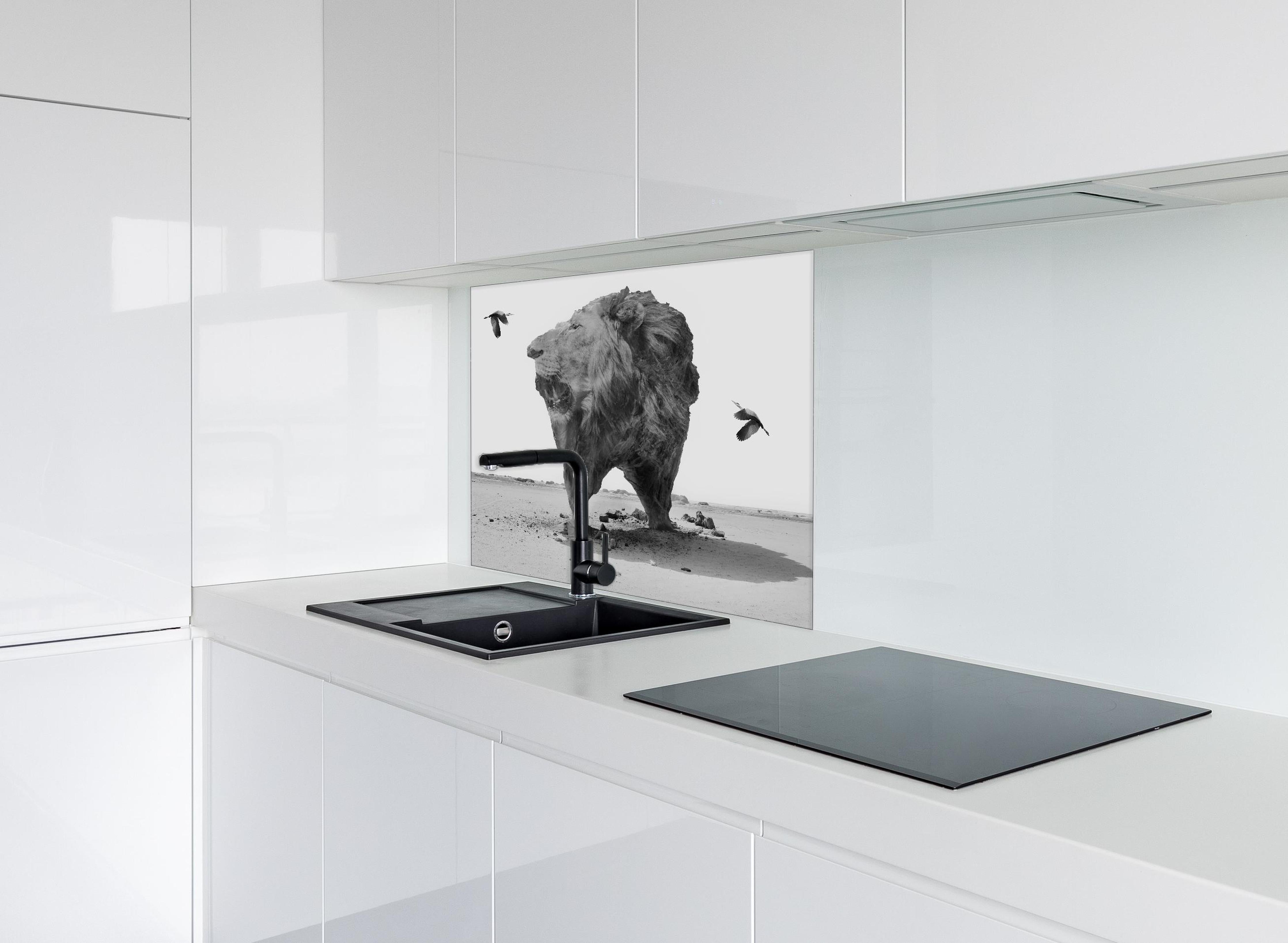 Spritzschutz - Digitalkunst - Löwe hinter einem Cerankochfeld zwischen Holz-Kochutensilien