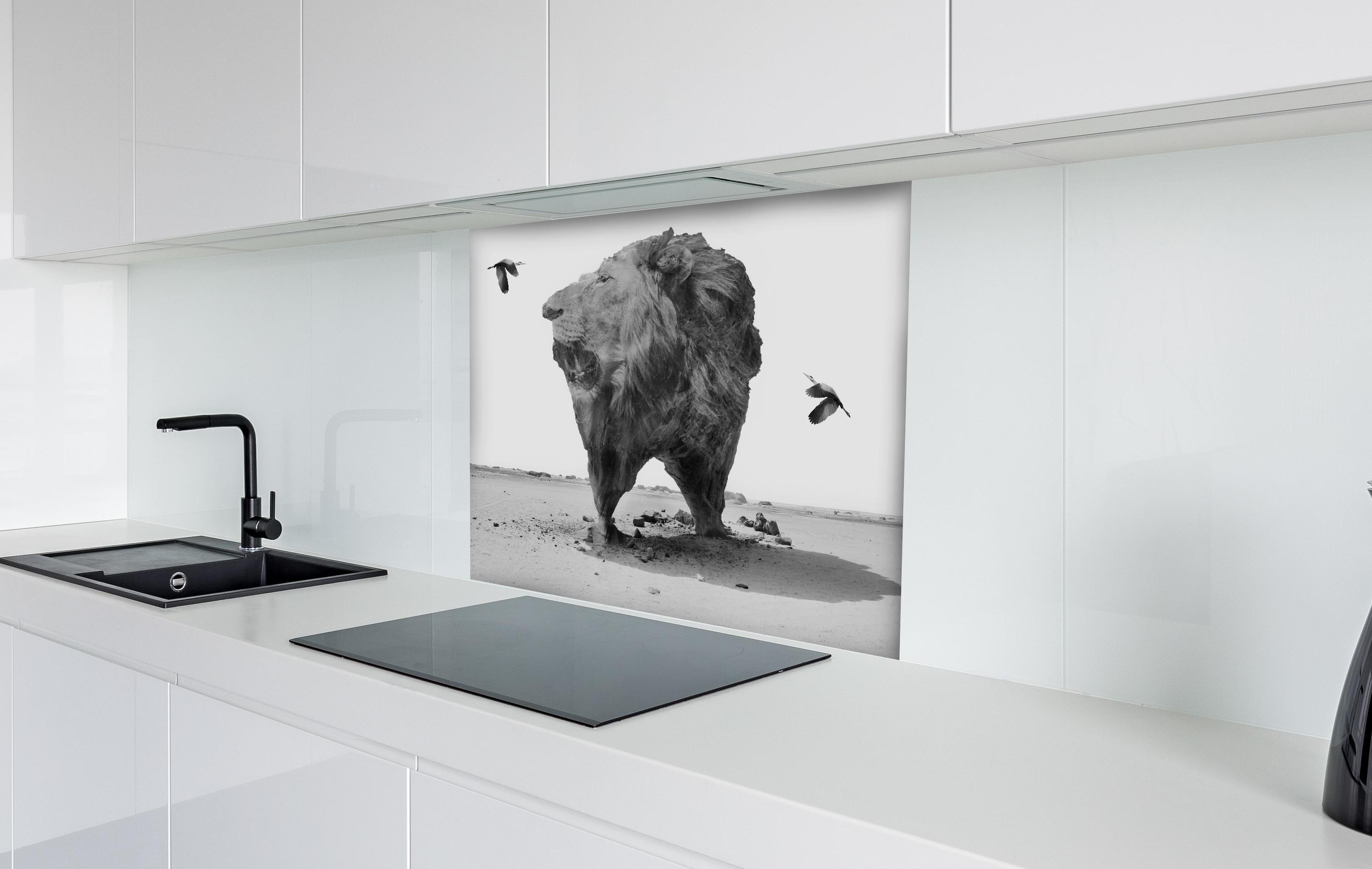 Spritzschutz - Digitalkunst - Löwe hinter einem Cerankochfeld zwischen Holz-Kochutensilien