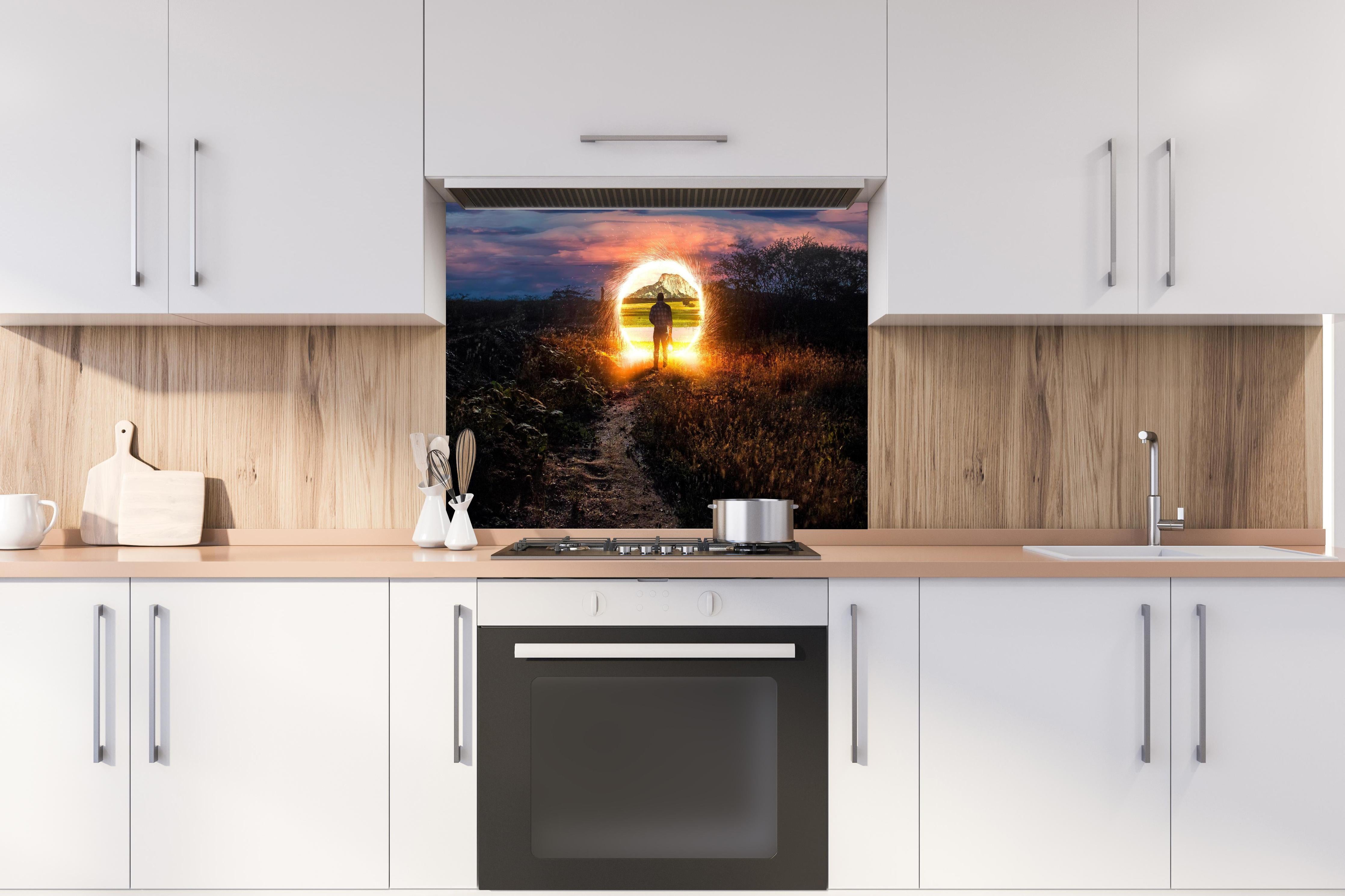 Spritzschutz - Doctor Strange - Marvel hinter einem Cerankochfeld zwischen Holz-Kochutensilien