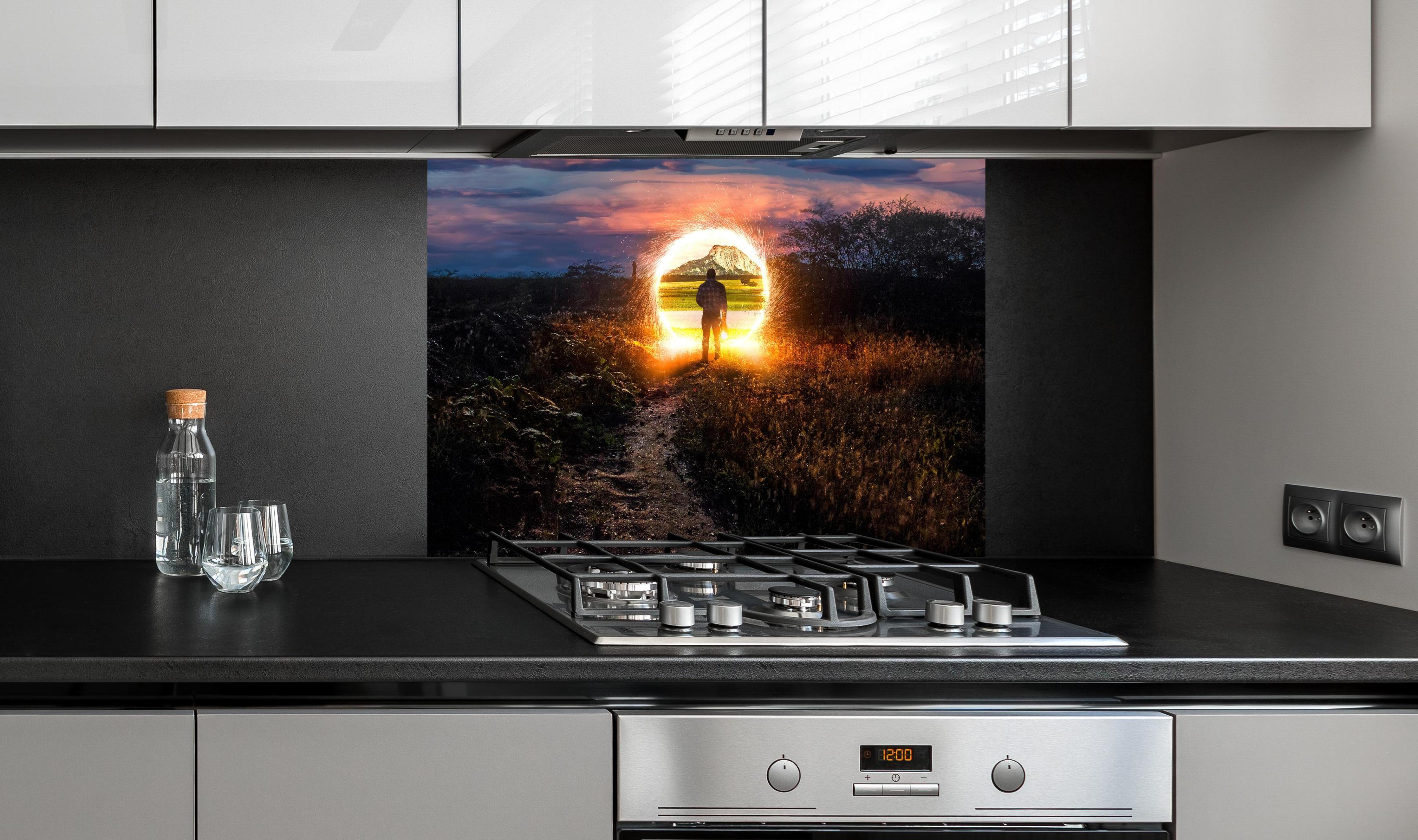 Spritzschutz - Doctor Strange - Marvel hinter einem Cerankochfeld zwischen Holz-Kochutensilien