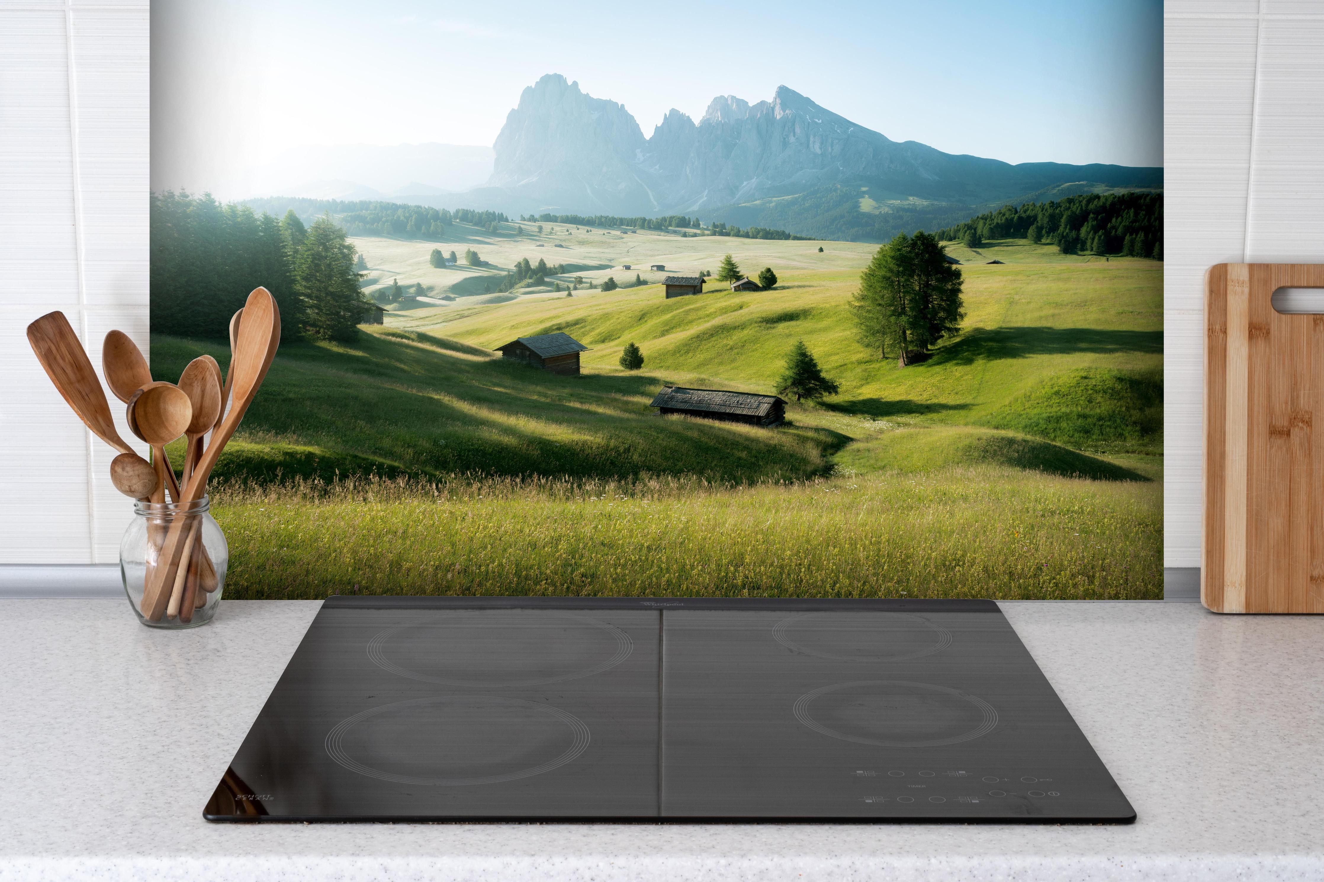 Spritzschutz - Dolomiten Berglandschaft auf der Seiser Alm hinter einem Cerankochfeld zwischen Holz-Kochutensilien