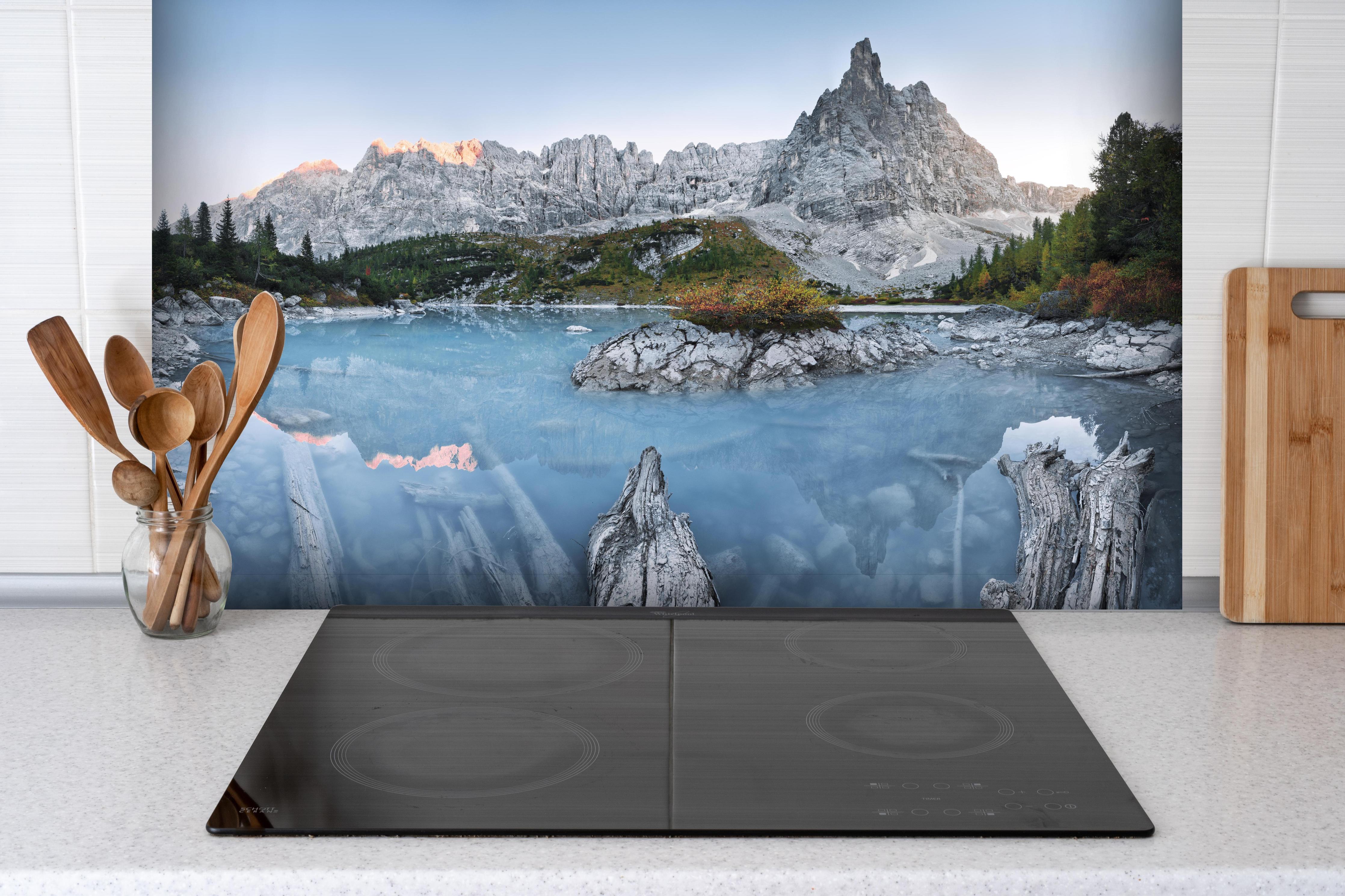 Spritzschutz - Dolomiten Seelandschaft im Abendlicht hinter einem Cerankochfeld zwischen Holz-Kochutensilien