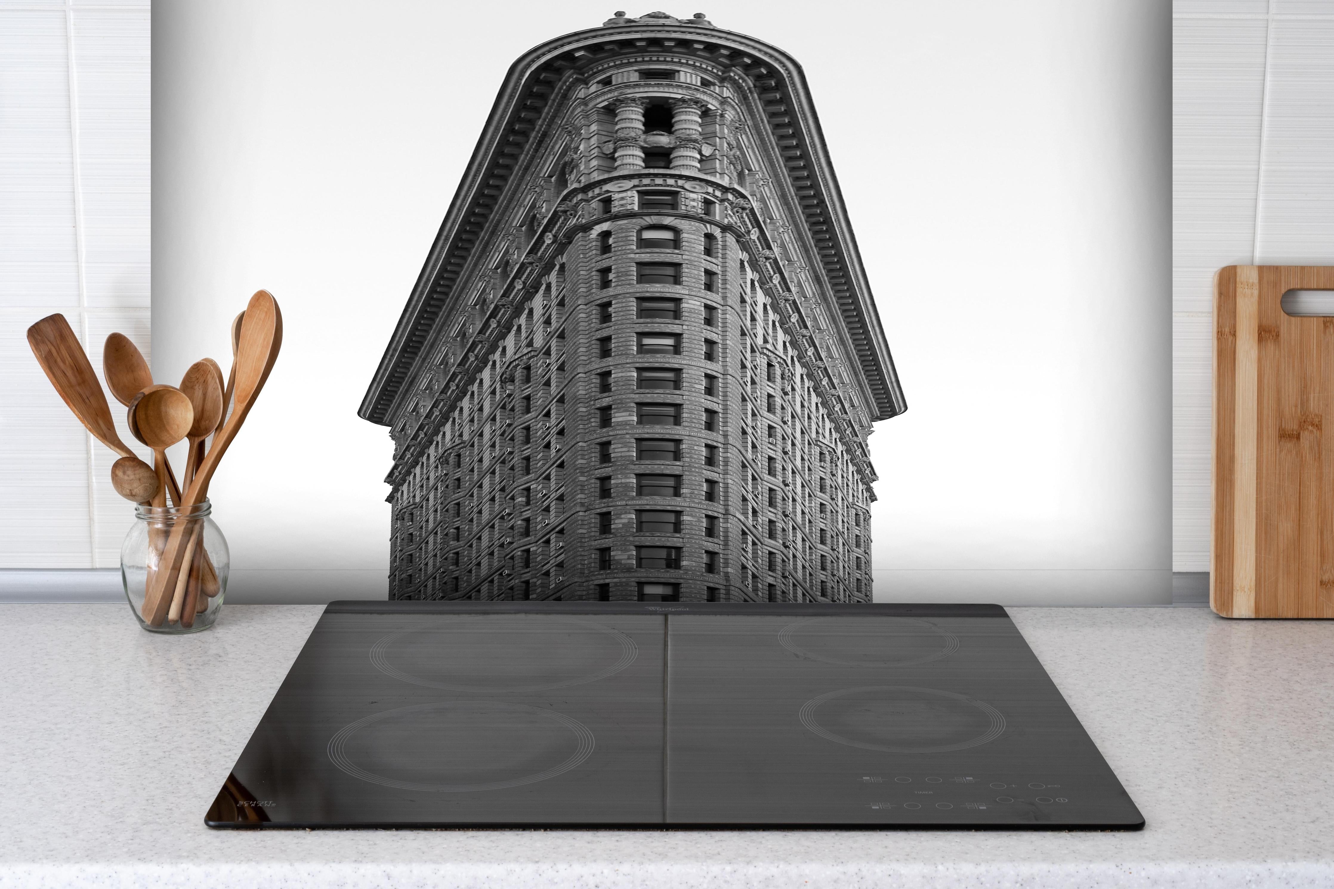 Spritzschutz - Down Town hinter einem Cerankochfeld zwischen Holz-Kochutensilien