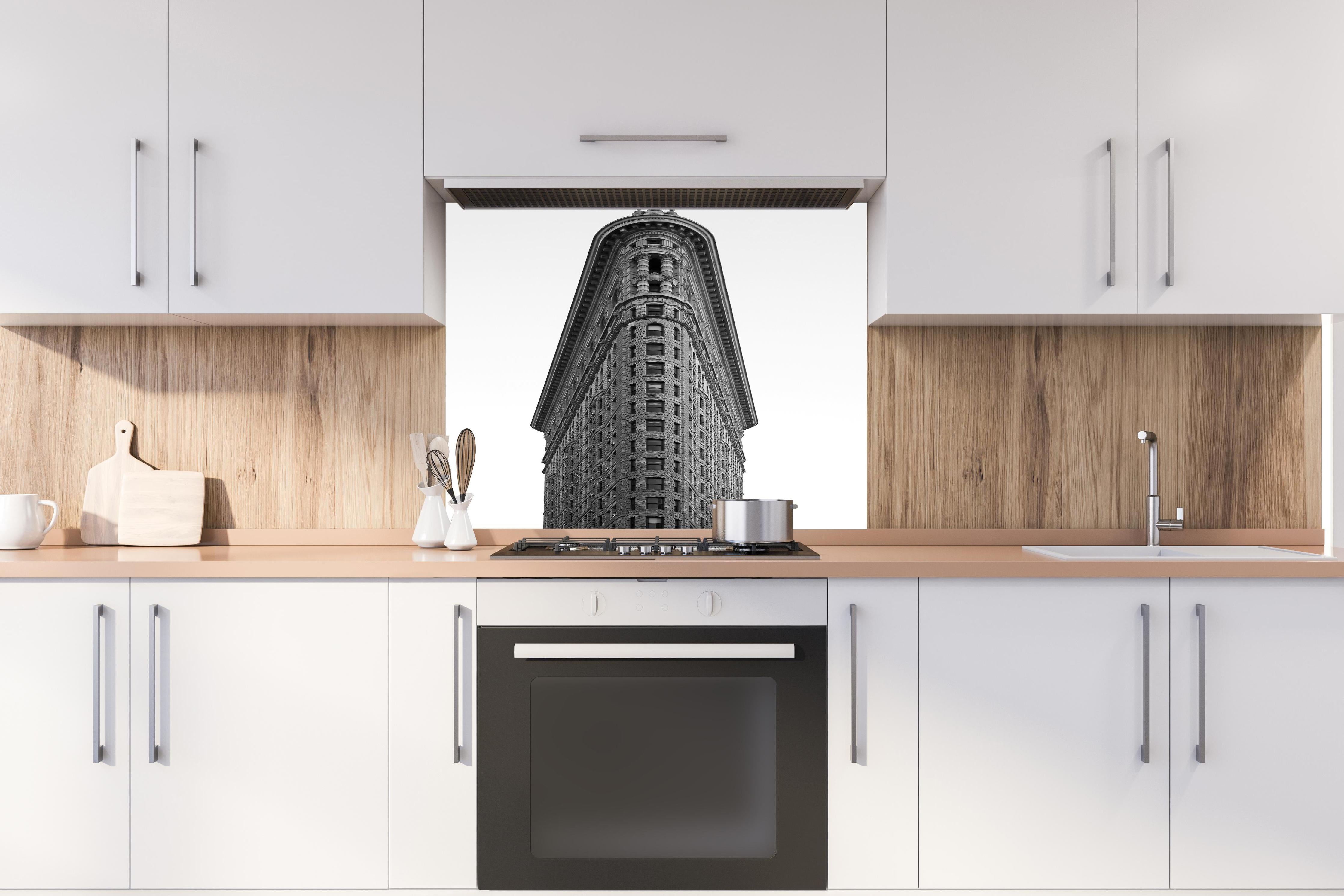 Spritzschutz - Down Town hinter einem Cerankochfeld zwischen Holz-Kochutensilien