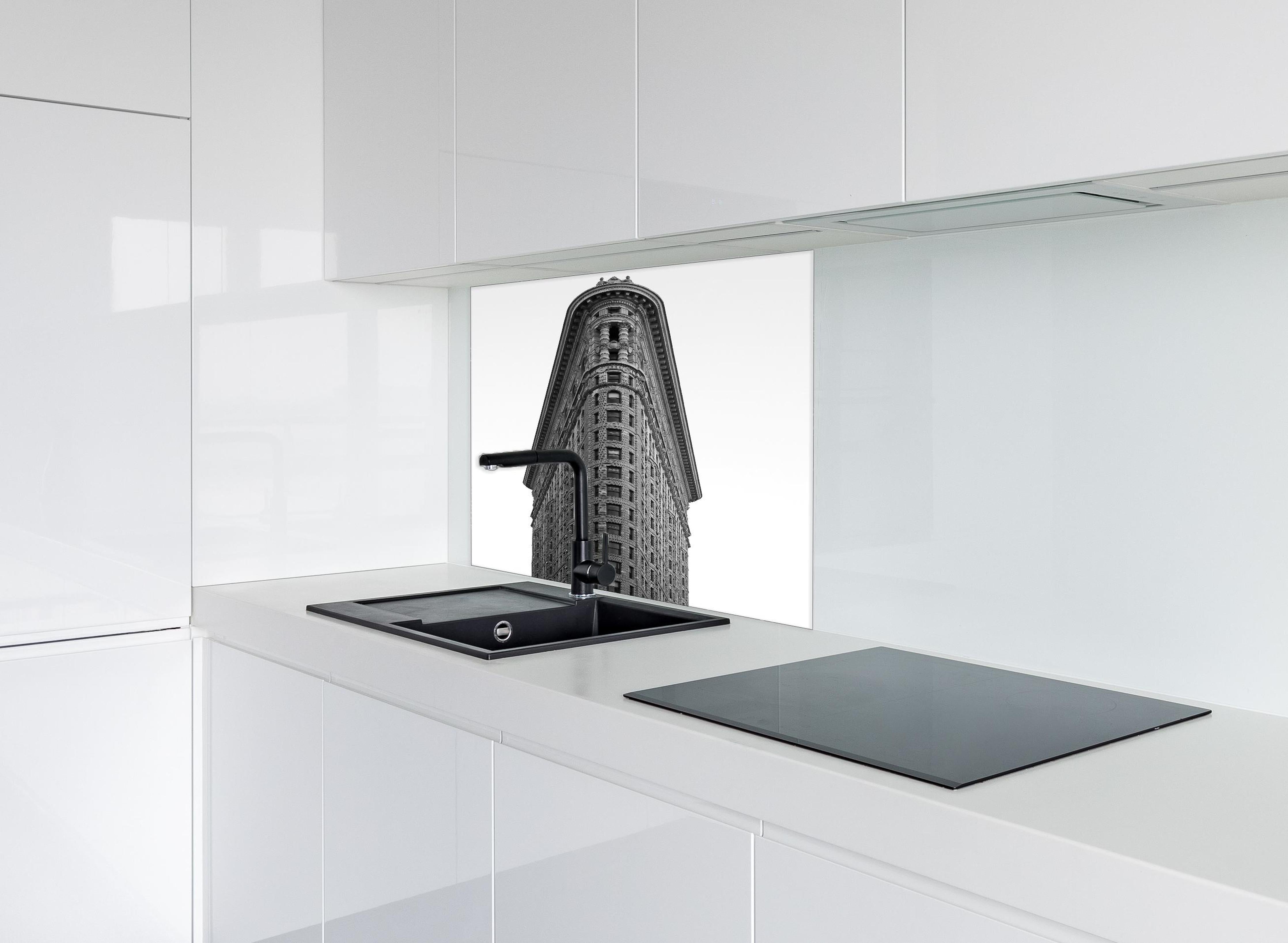 Spritzschutz - Down Town hinter einem Cerankochfeld zwischen Holz-Kochutensilien