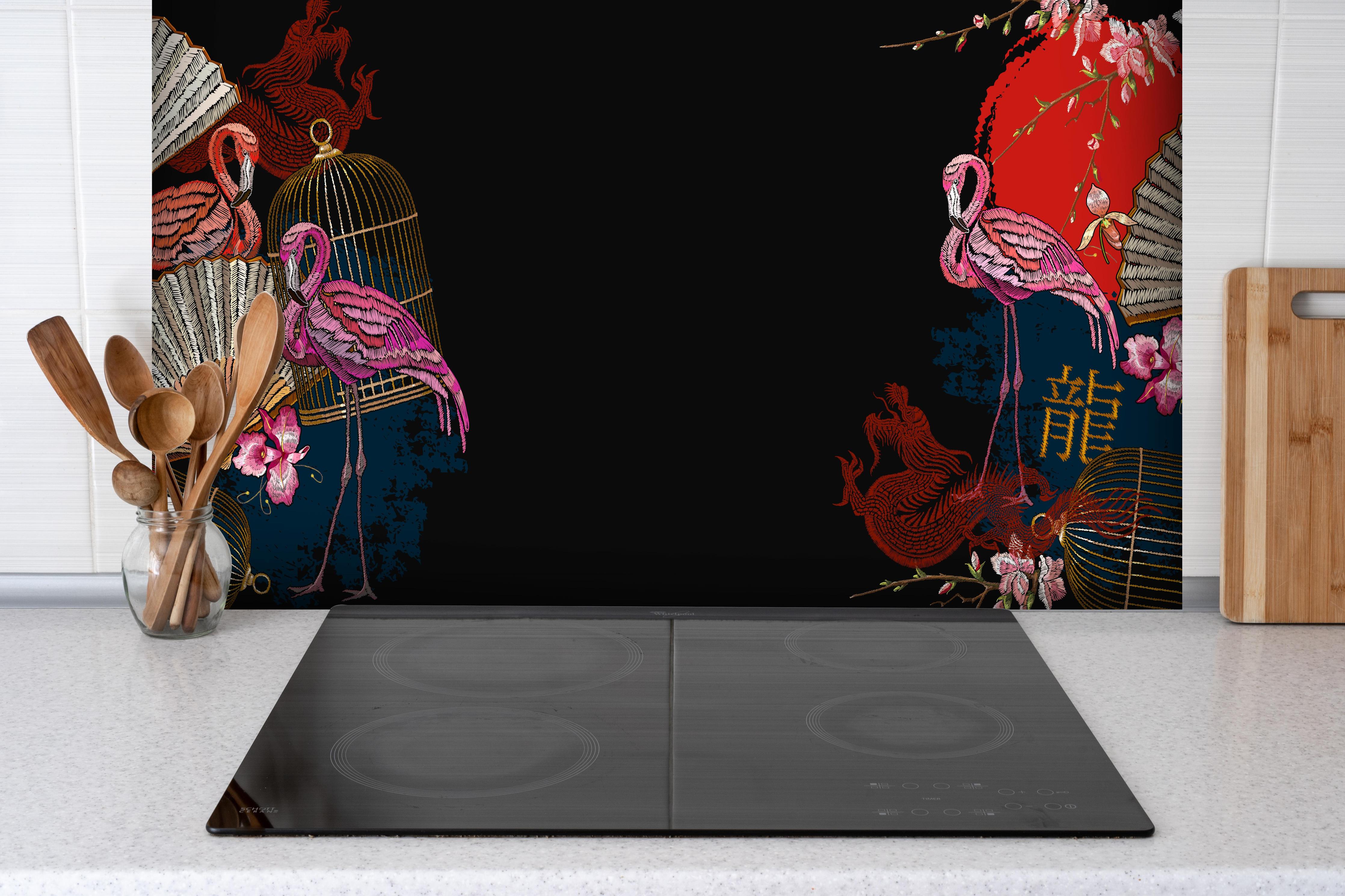 Spritzschutz - Drachen & Flamigos - Stickmuster hinter einem Cerankochfeld zwischen Holz-Kochutensilien