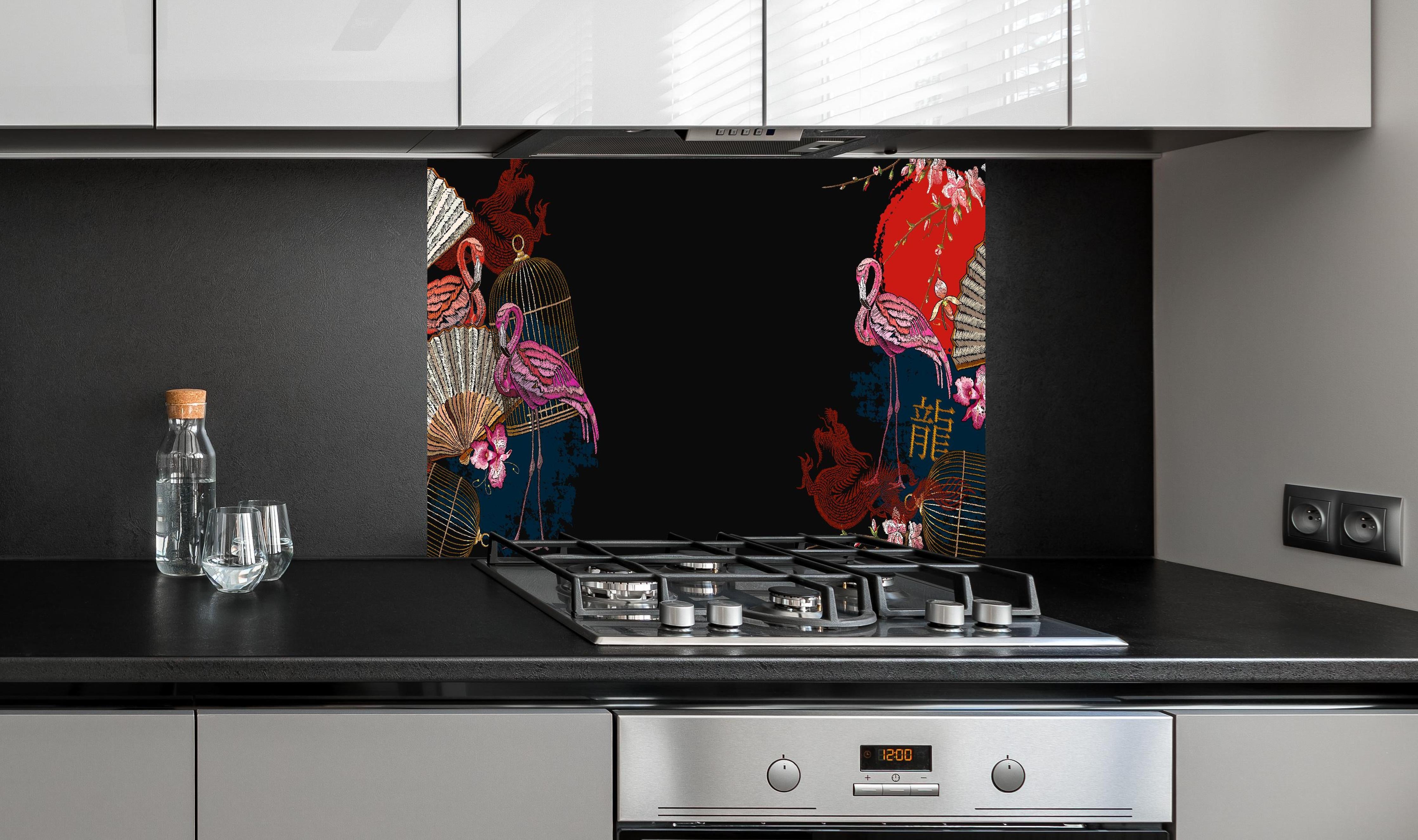 Spritzschutz - Drachen & Flamigos - Stickmuster hinter einem Cerankochfeld zwischen Holz-Kochutensilien