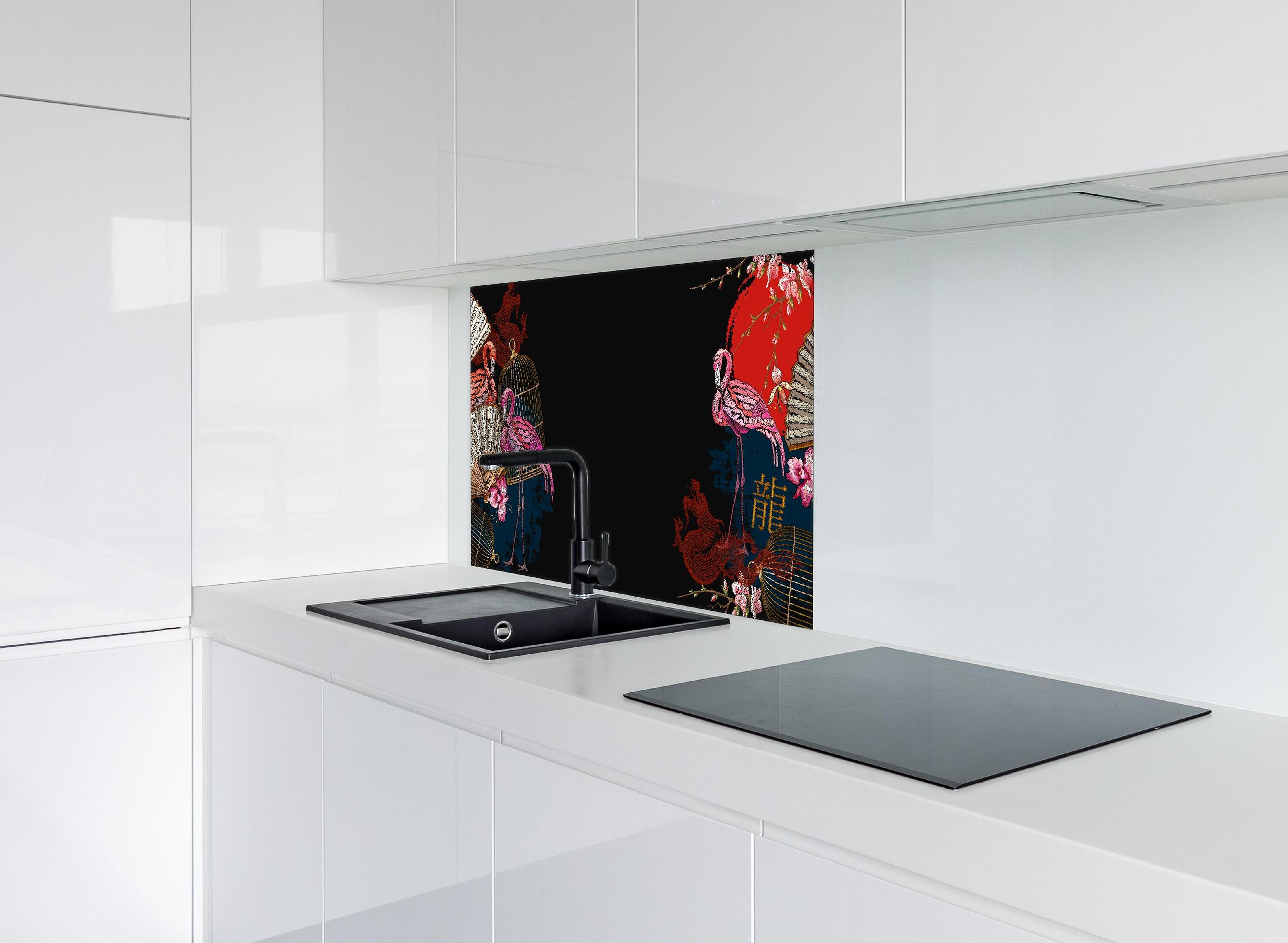 Spritzschutz - Drachen & Flamigos - Stickmuster hinter einem Cerankochfeld zwischen Holz-Kochutensilien